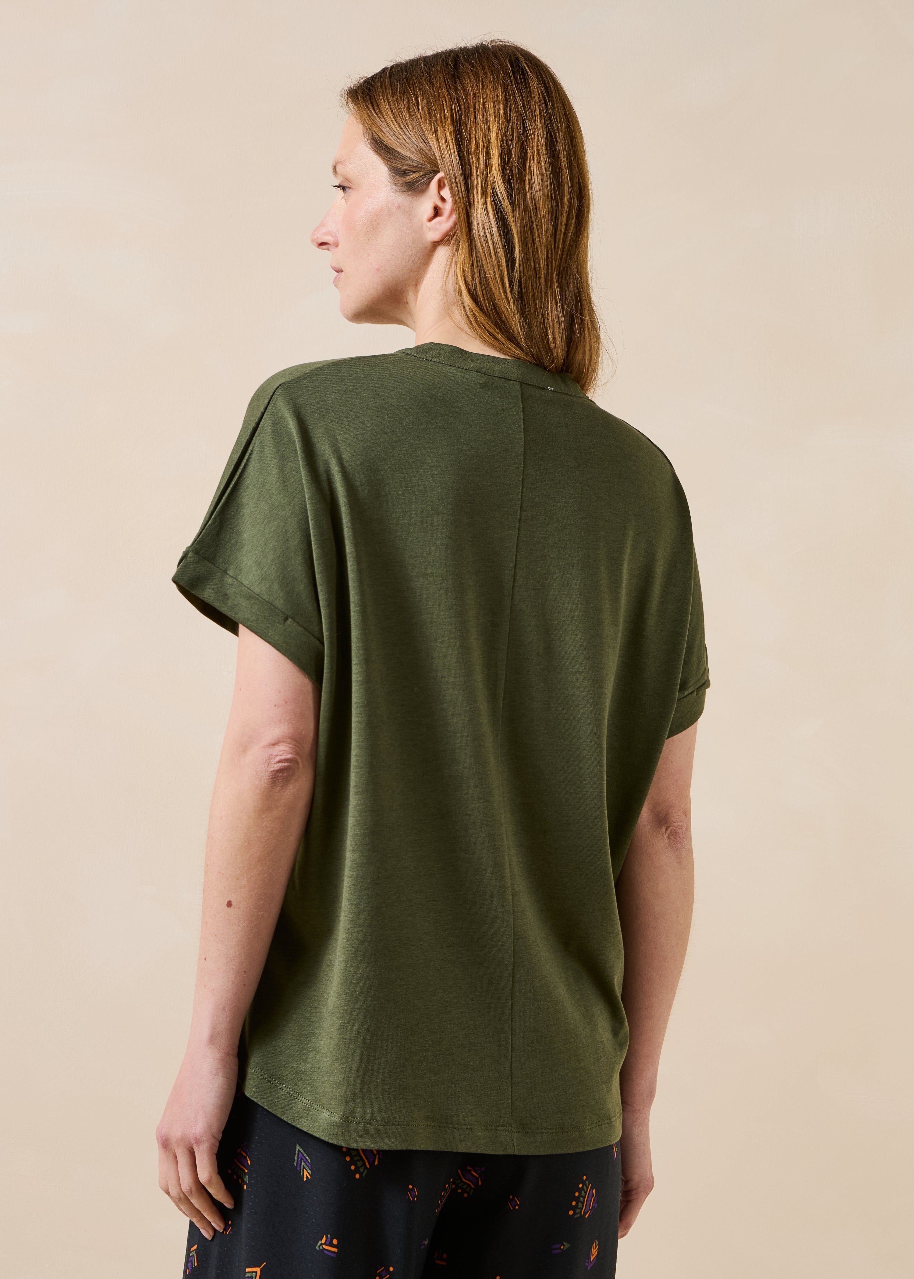Kaki T-Shirt mit kurzen Ärmeln und Materialmix