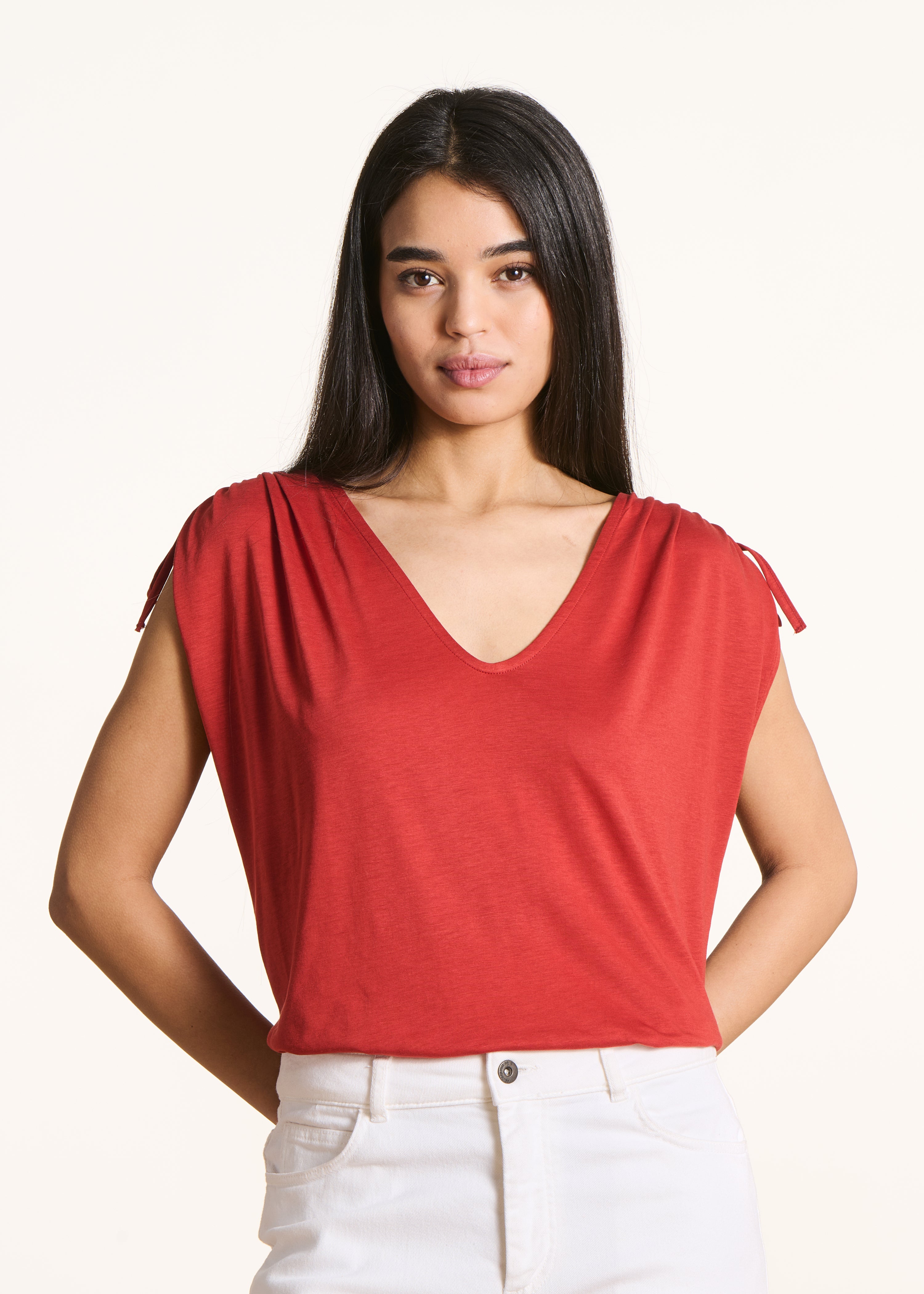 Loose red V-neck T-shirt