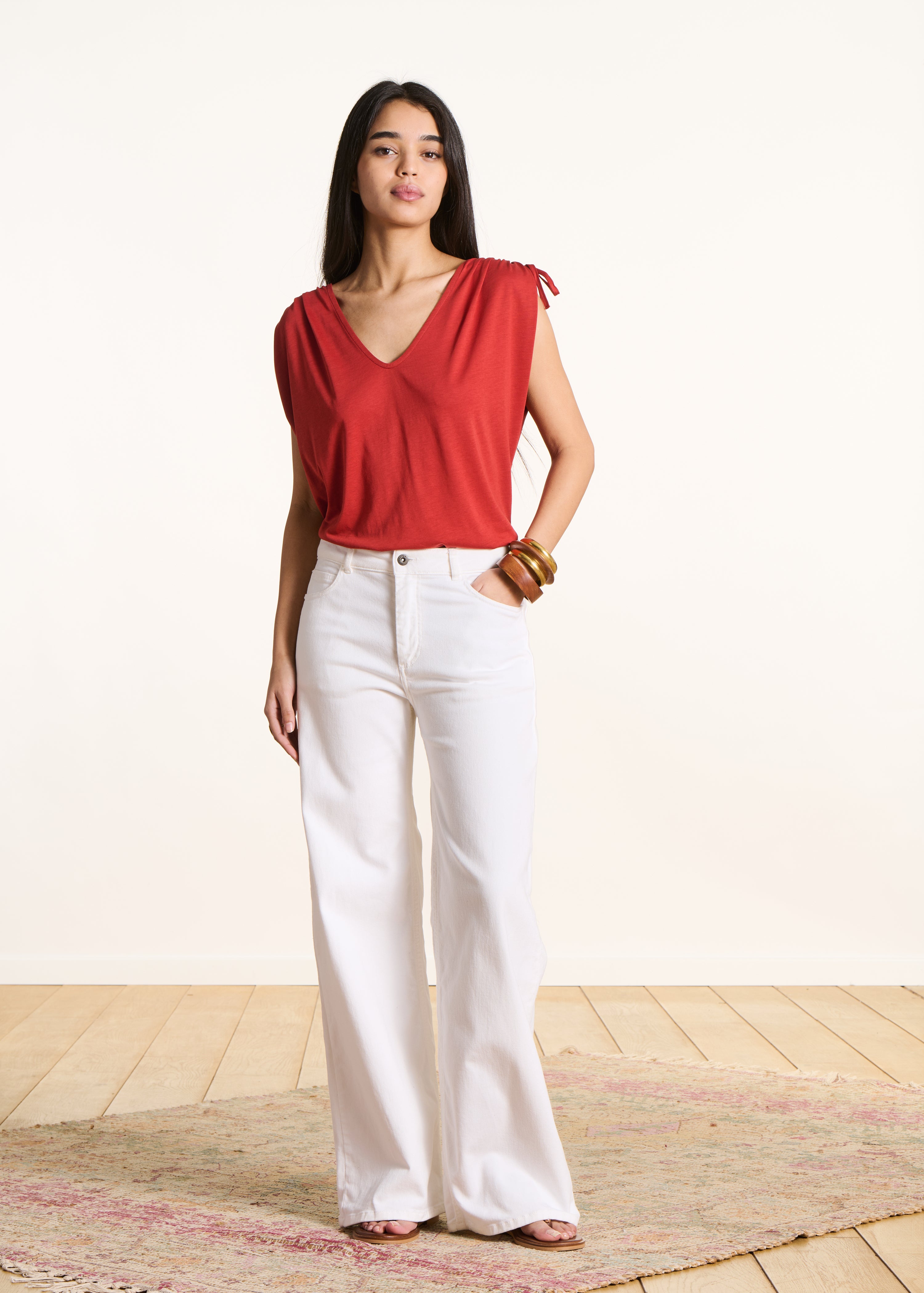 Loose red V-neck T-shirt