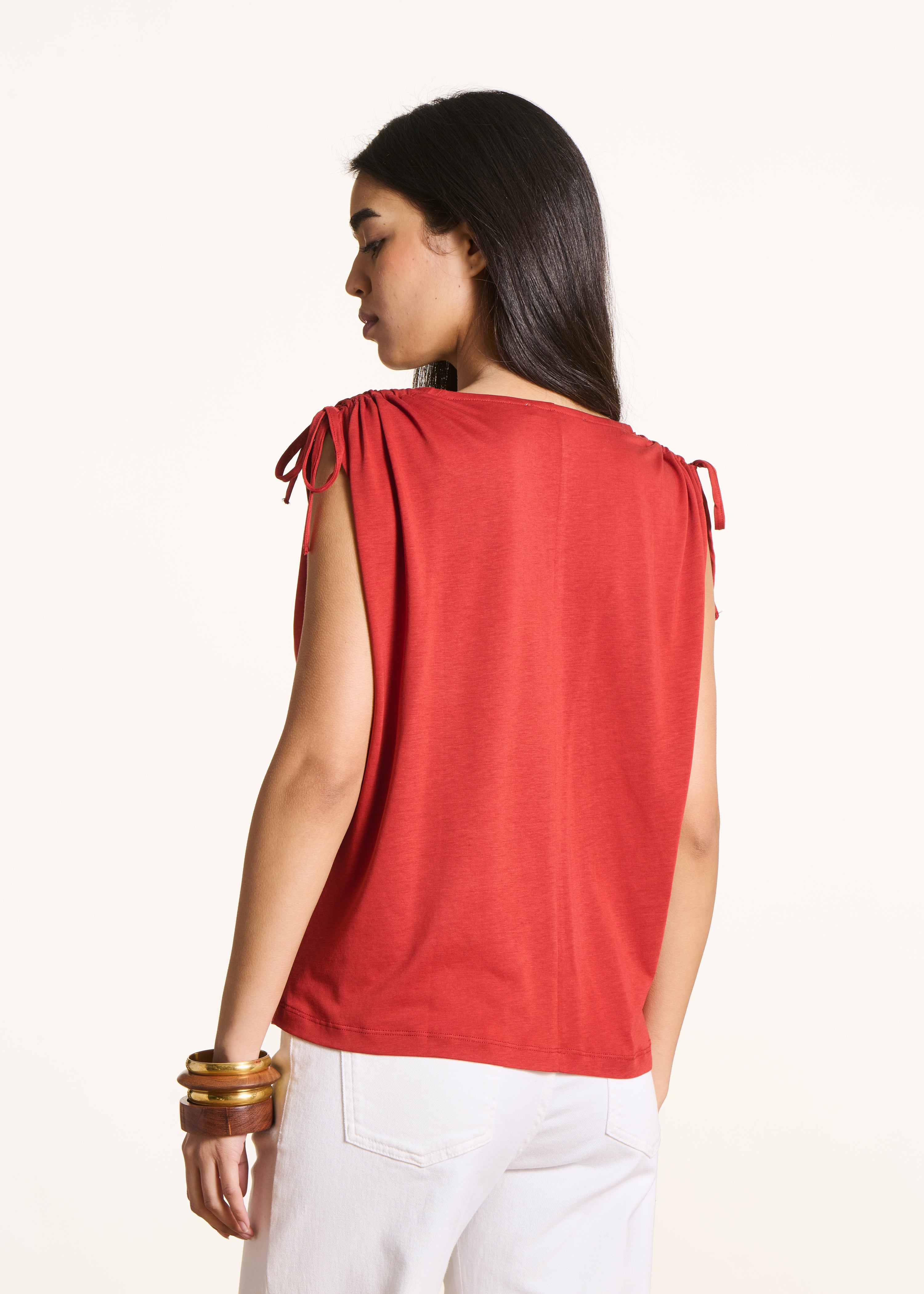 Loose red V-neck T-shirt
