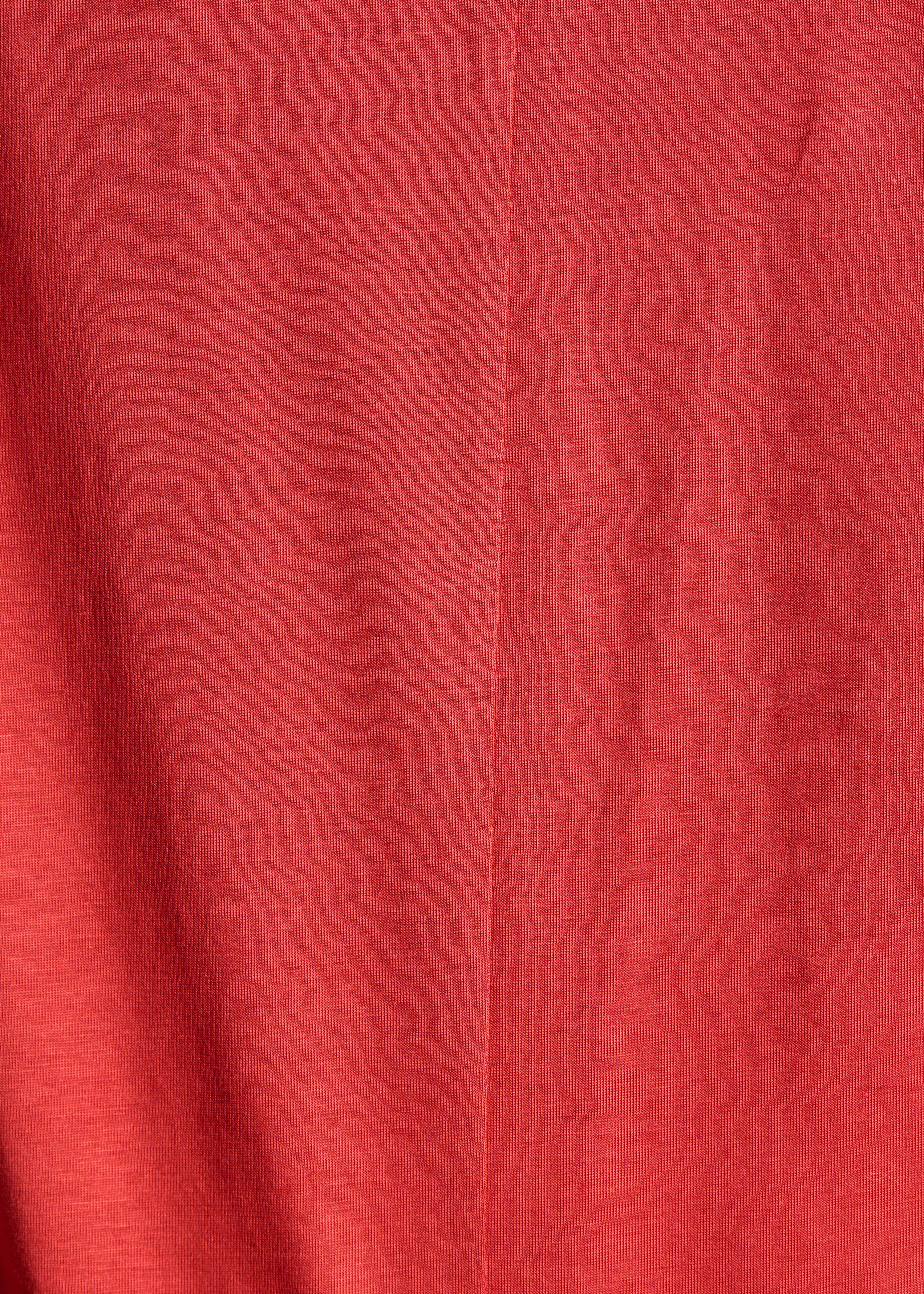 Loose red V-neck T-shirt