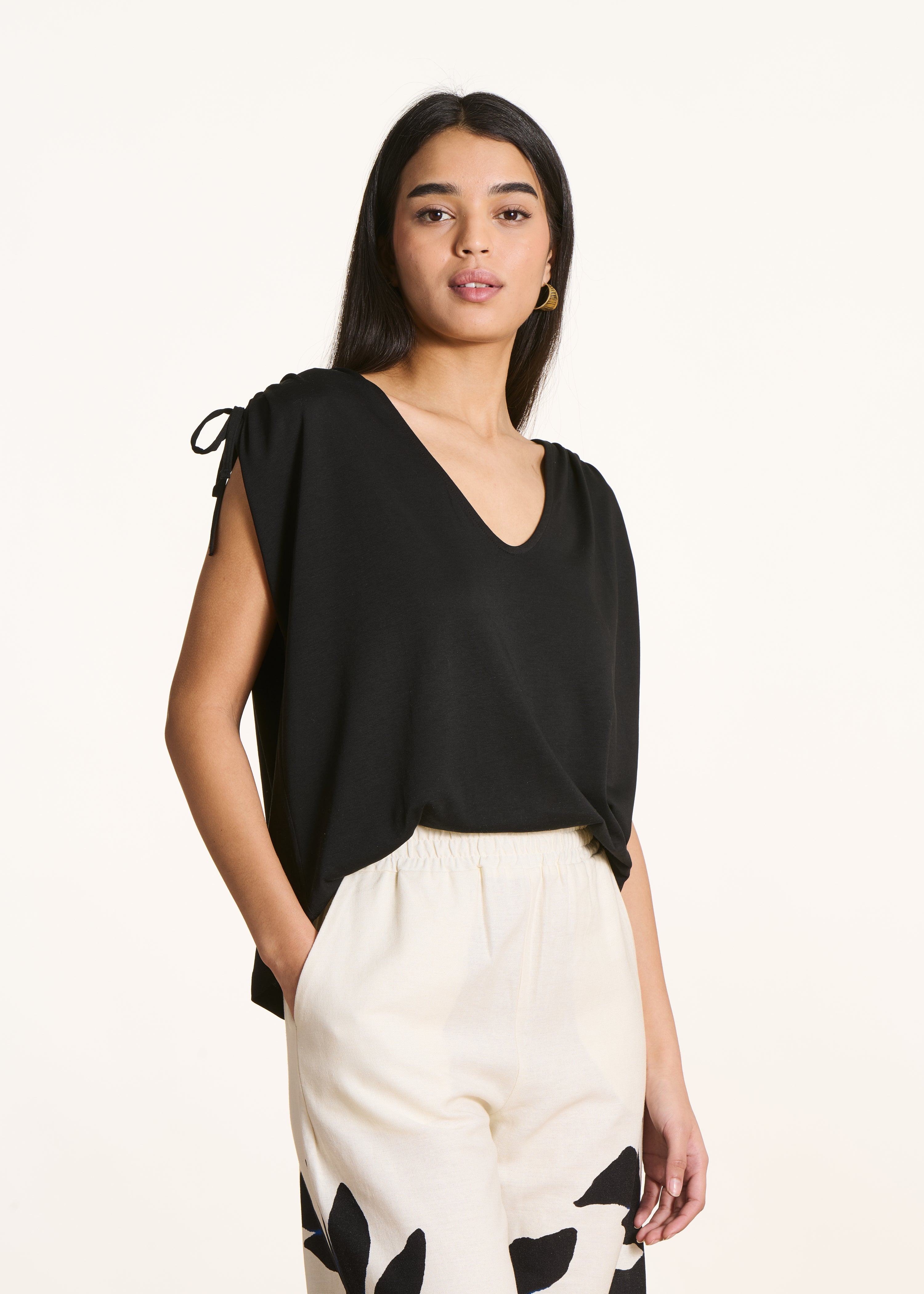 T-shirt ampia nero scollo a V