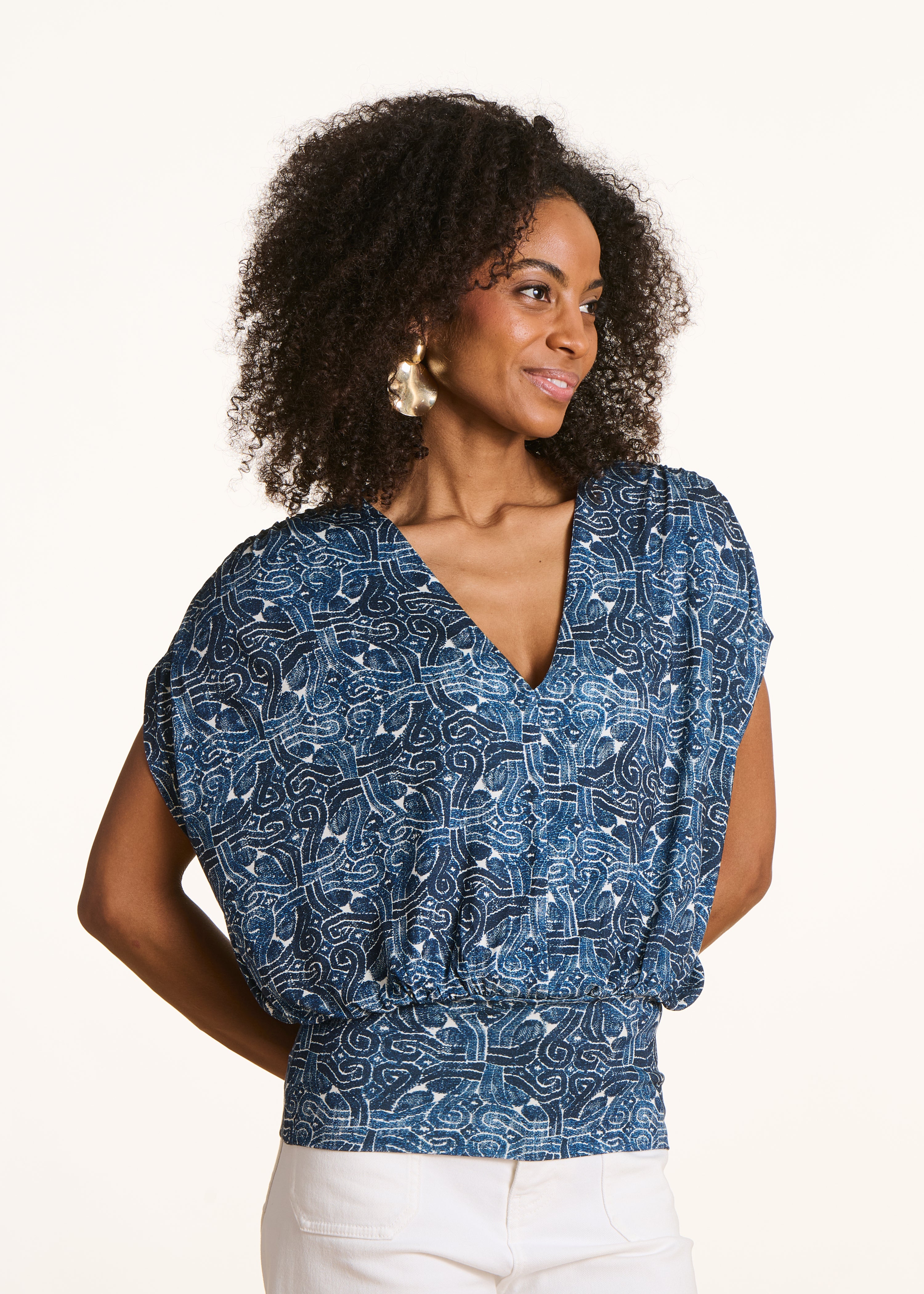 Camiseta azul con cuello en V y estampado