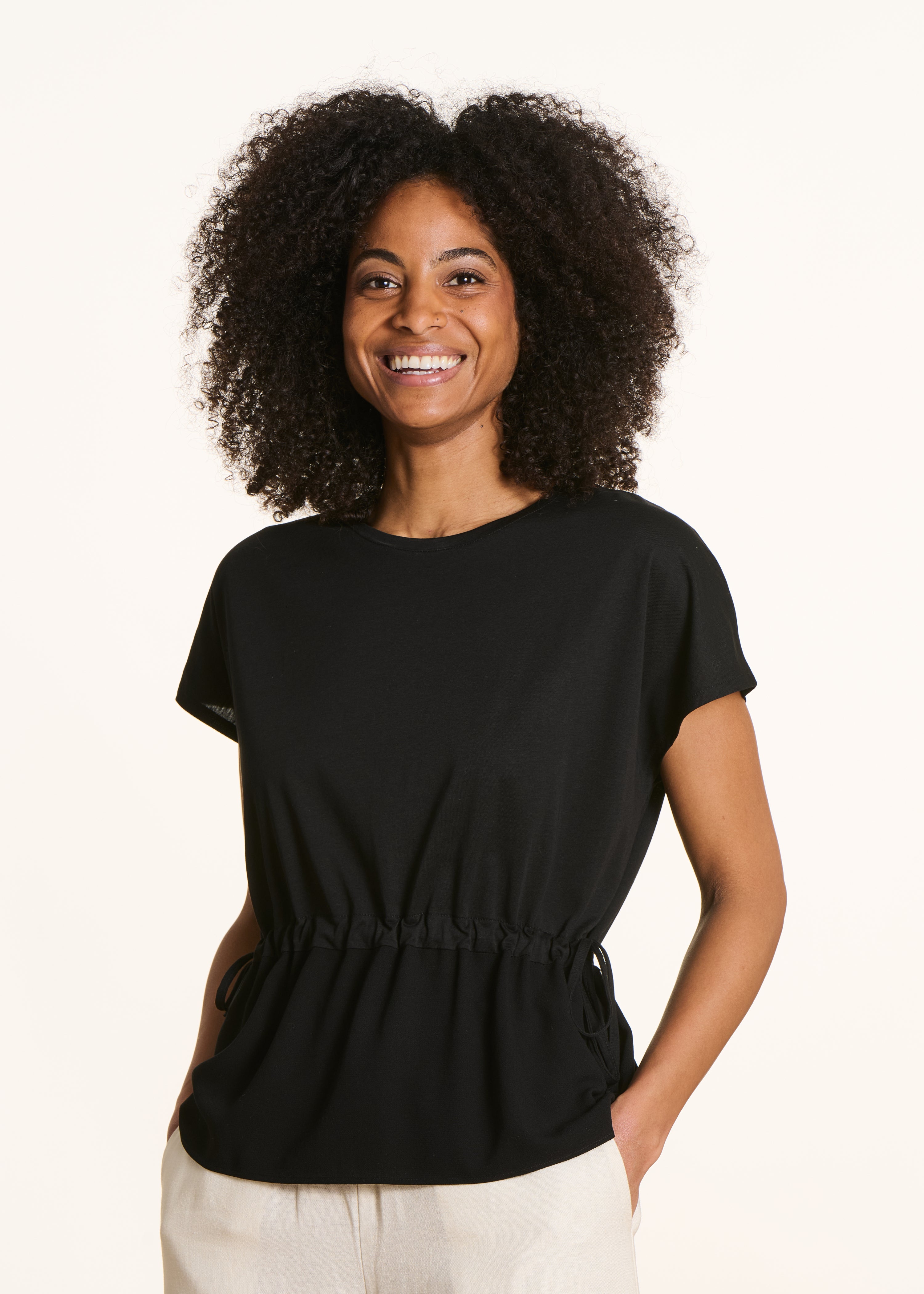 Weites T-Shirt aus zwei Materialien in schwarz