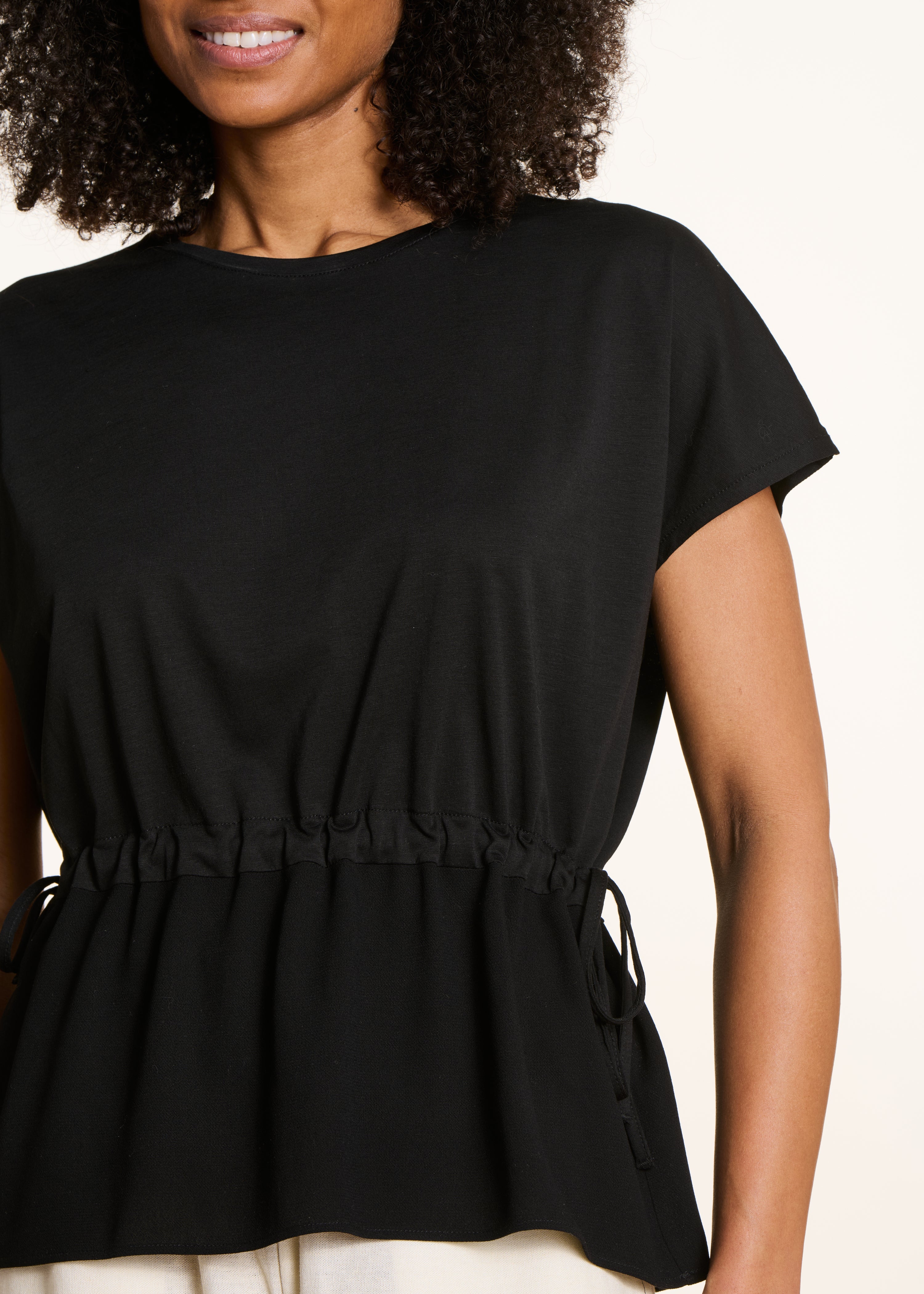 Weites T-Shirt aus zwei Materialien in schwarz