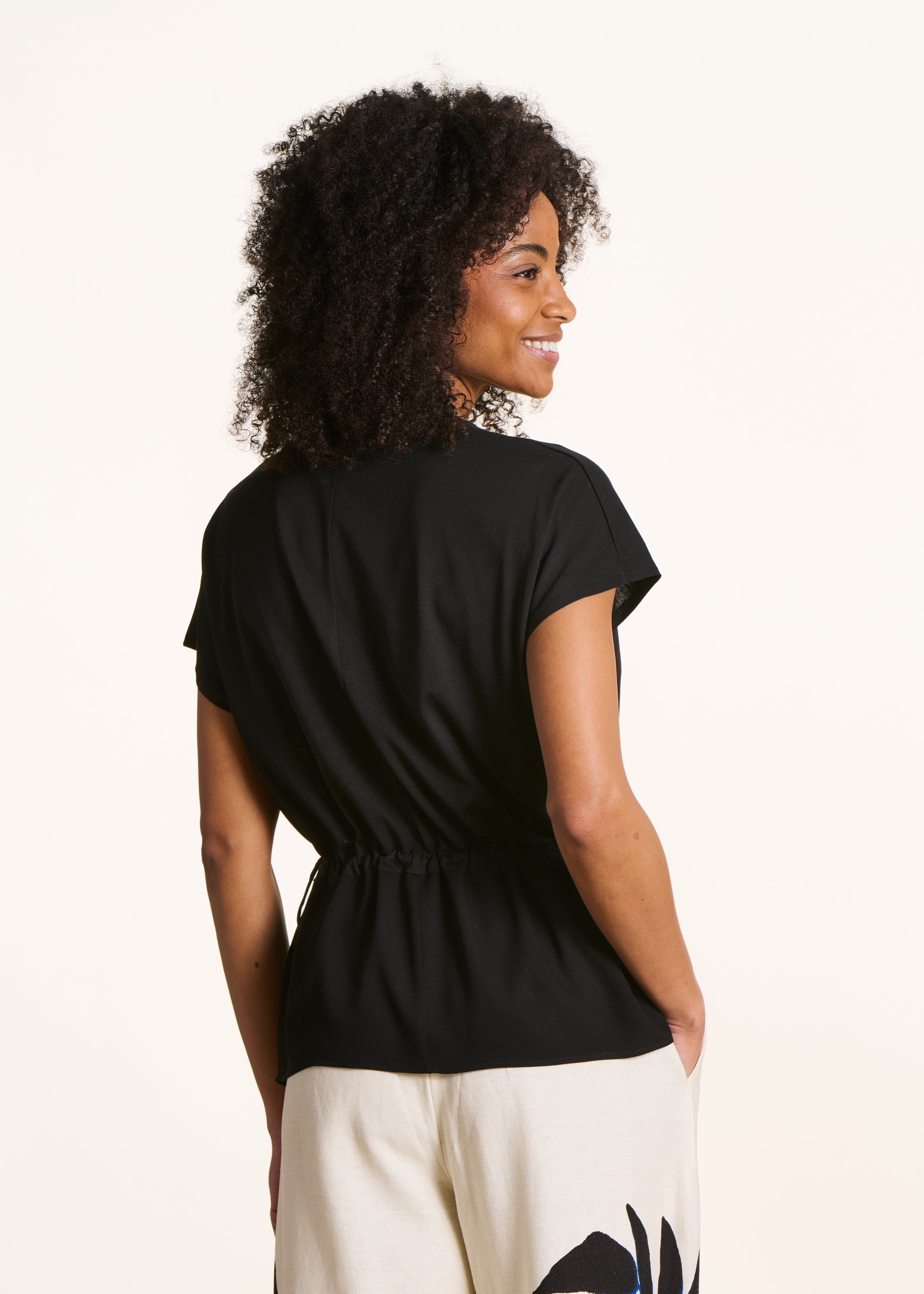Weites T-Shirt aus zwei Materialien in schwarz