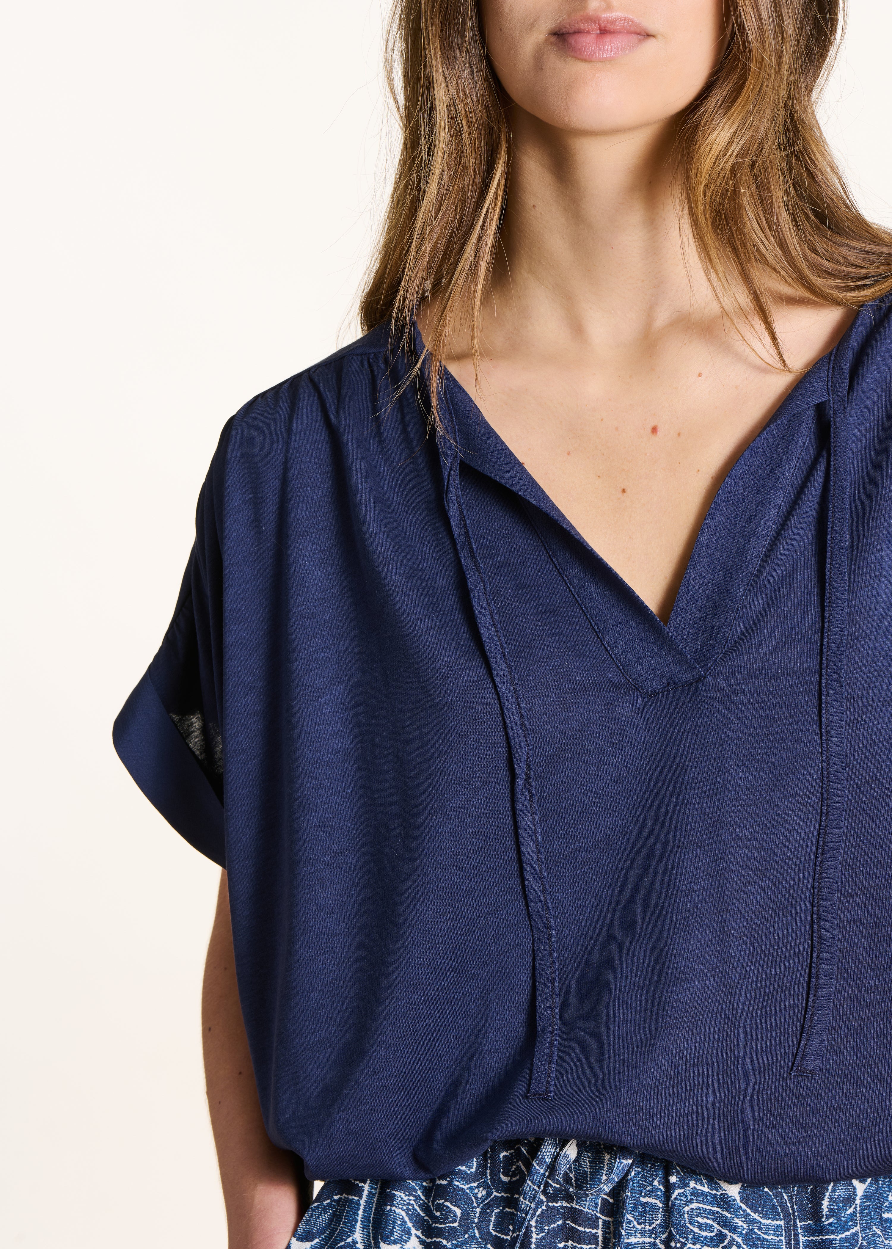 Camiseta azul oscuro amplia manga corta