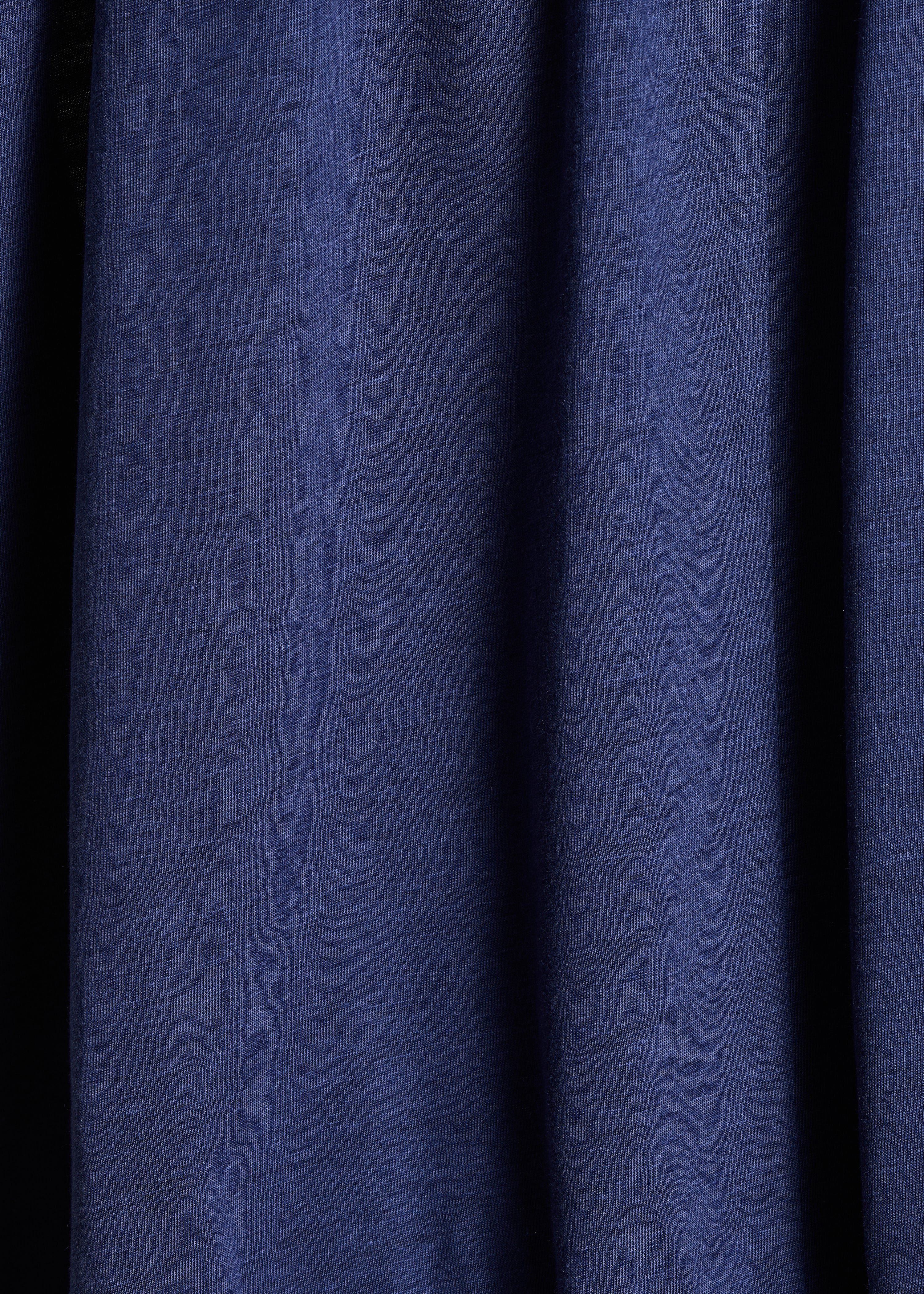 Camiseta azul oscuro amplia manga corta