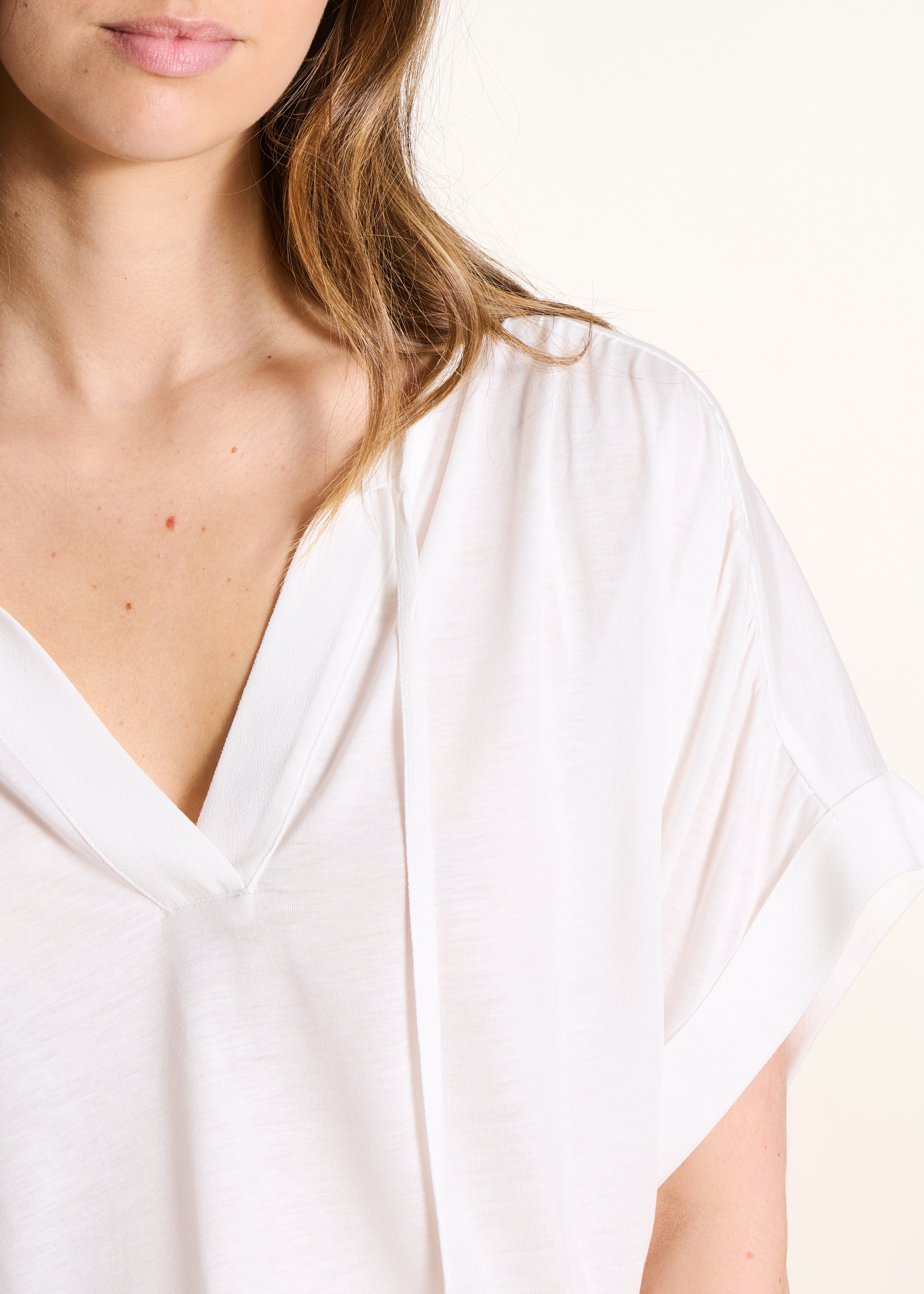 Losvallend écru T-shirt met korte mouwen