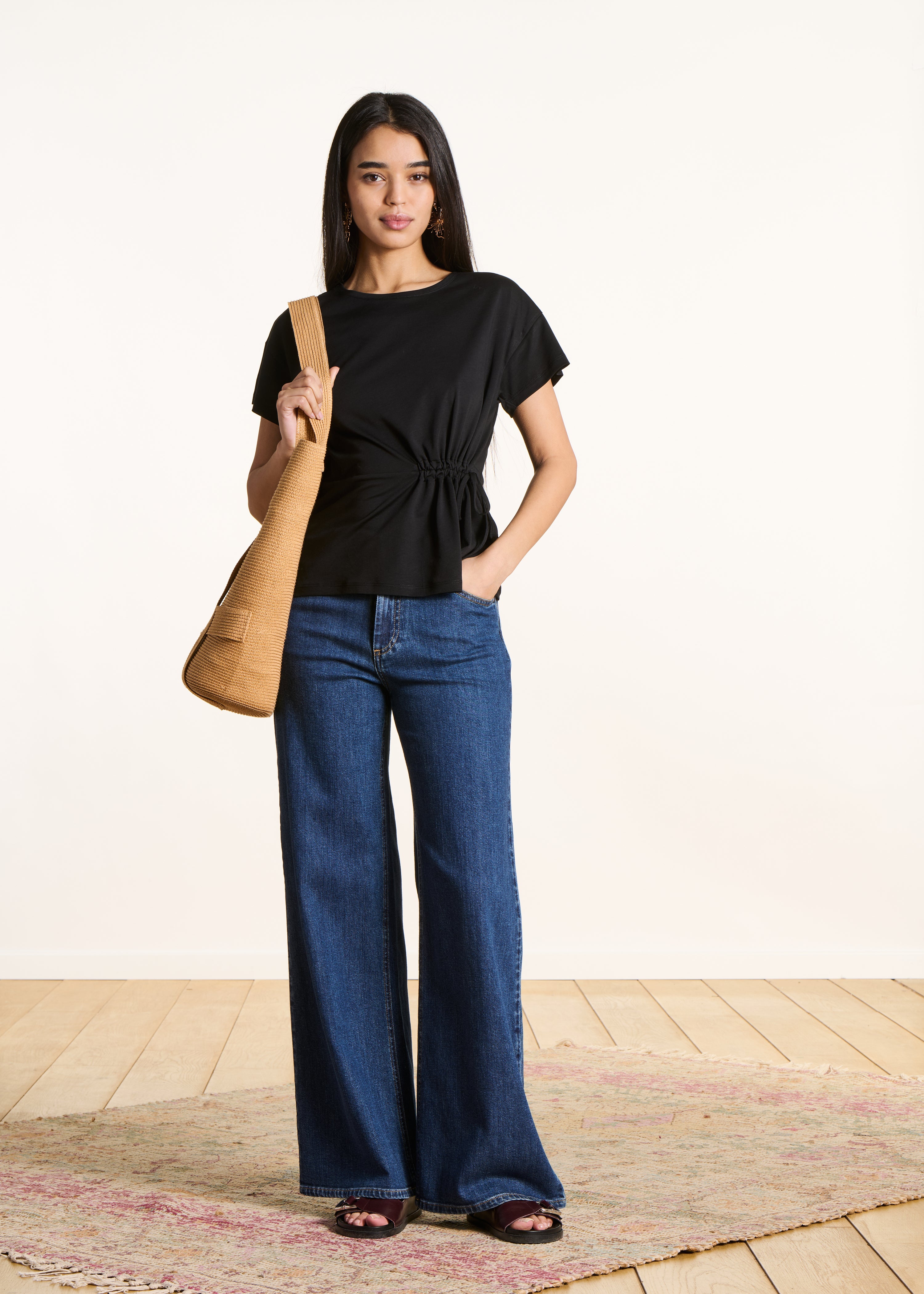 T-shirt fluida nero in lyocell e cotone