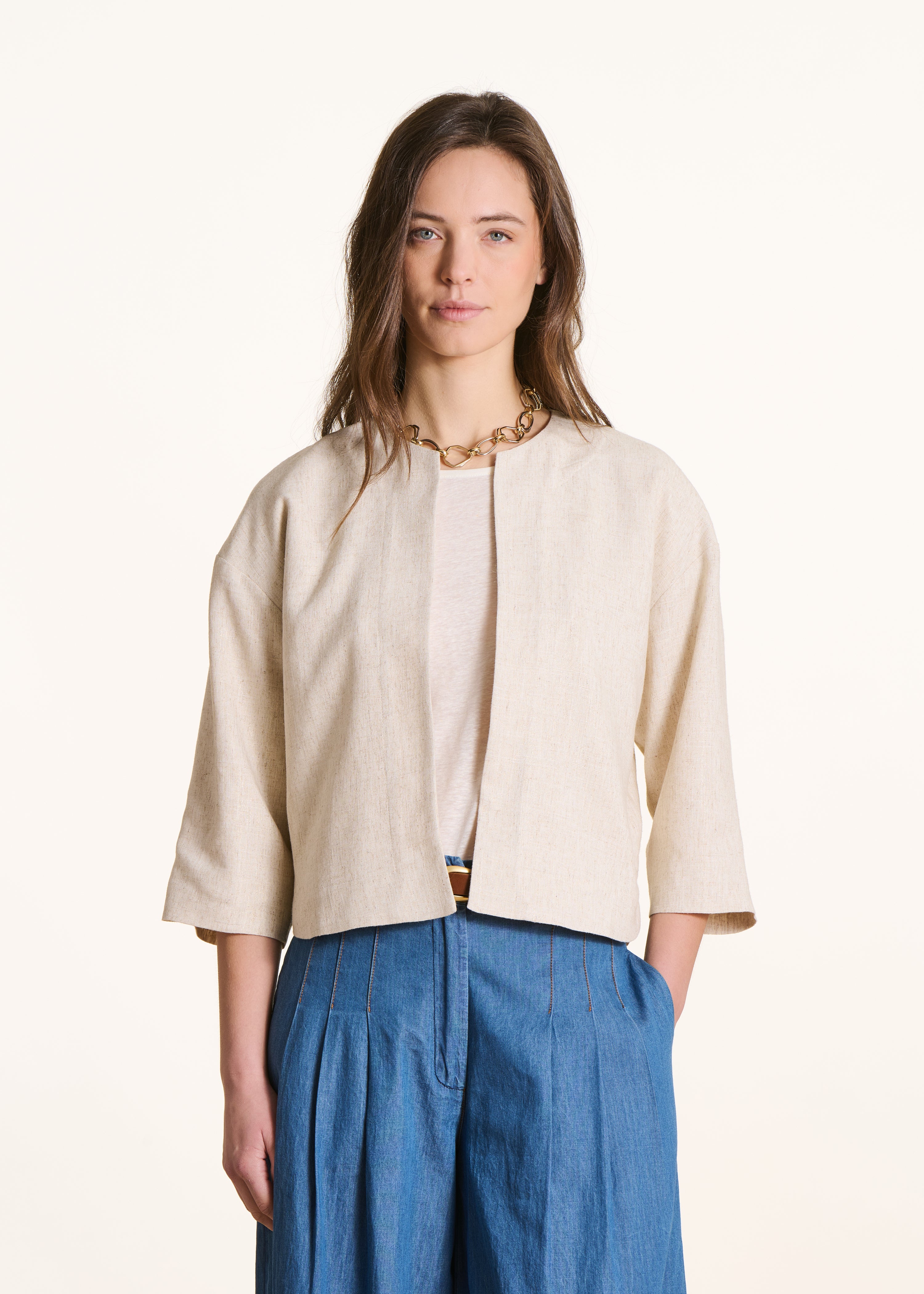 Chaqueta corta abierta beige con mangas 3/4