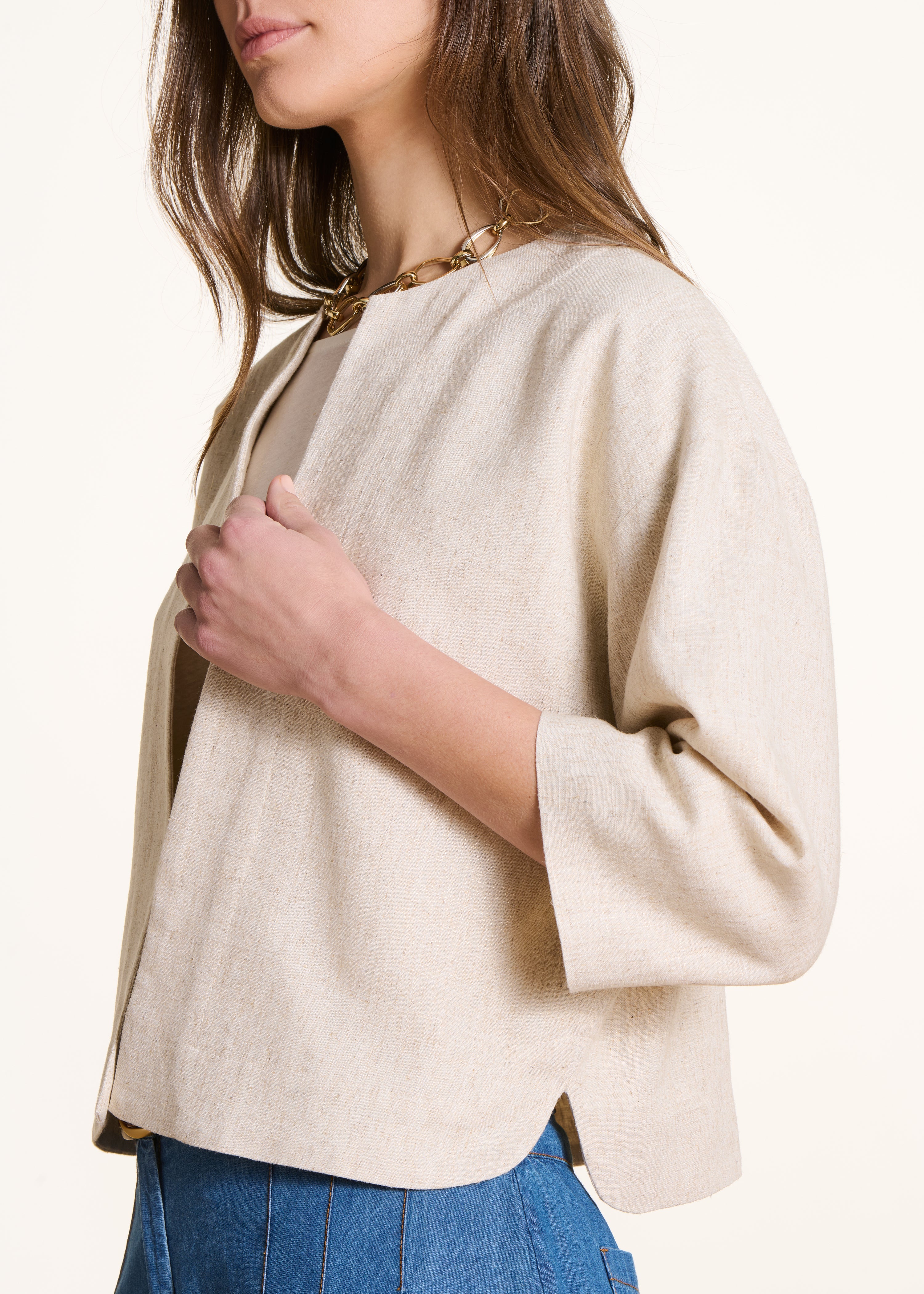 Chaqueta corta abierta beige con mangas 3/4