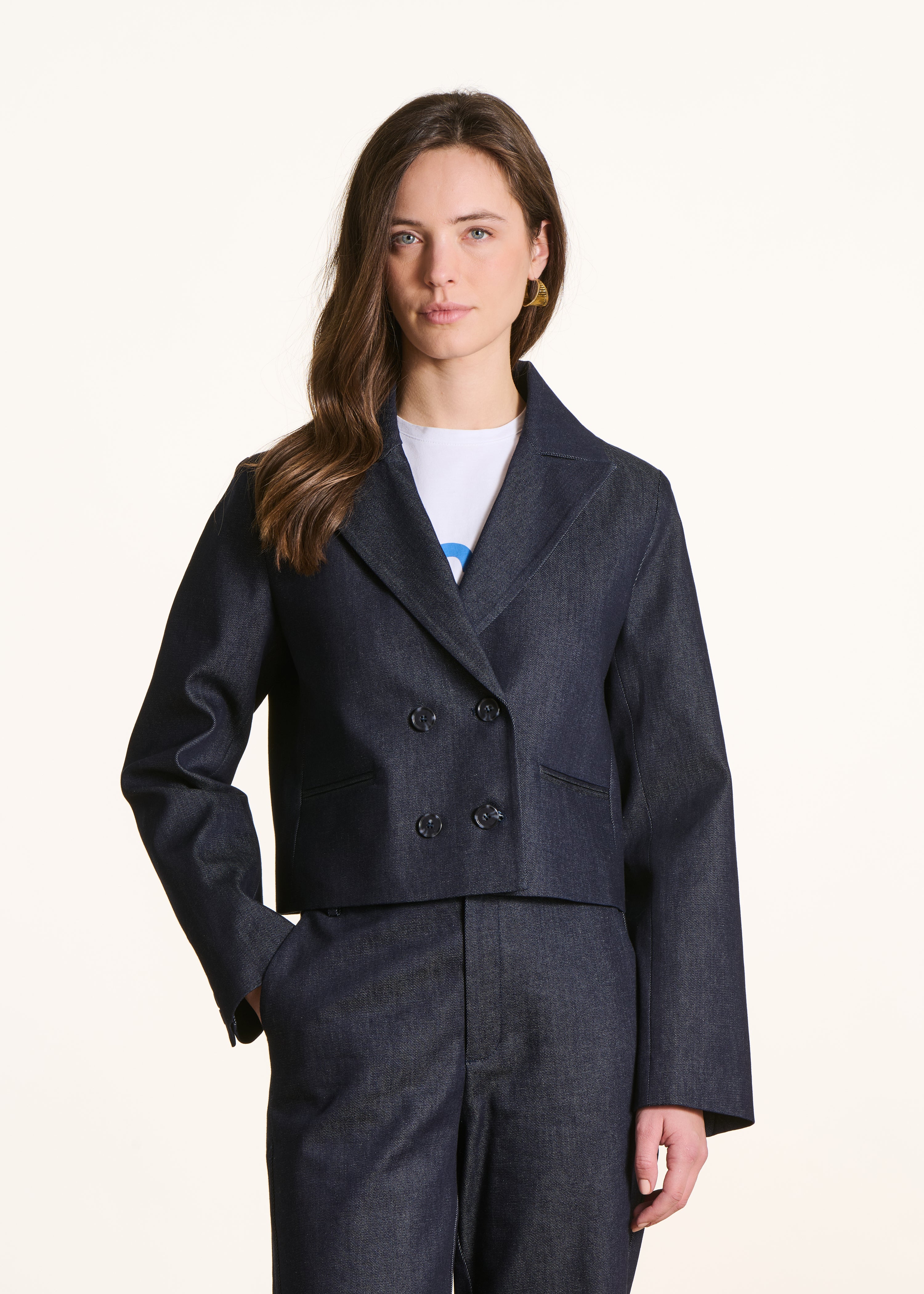 Kurze Jacke aus rohem Denim