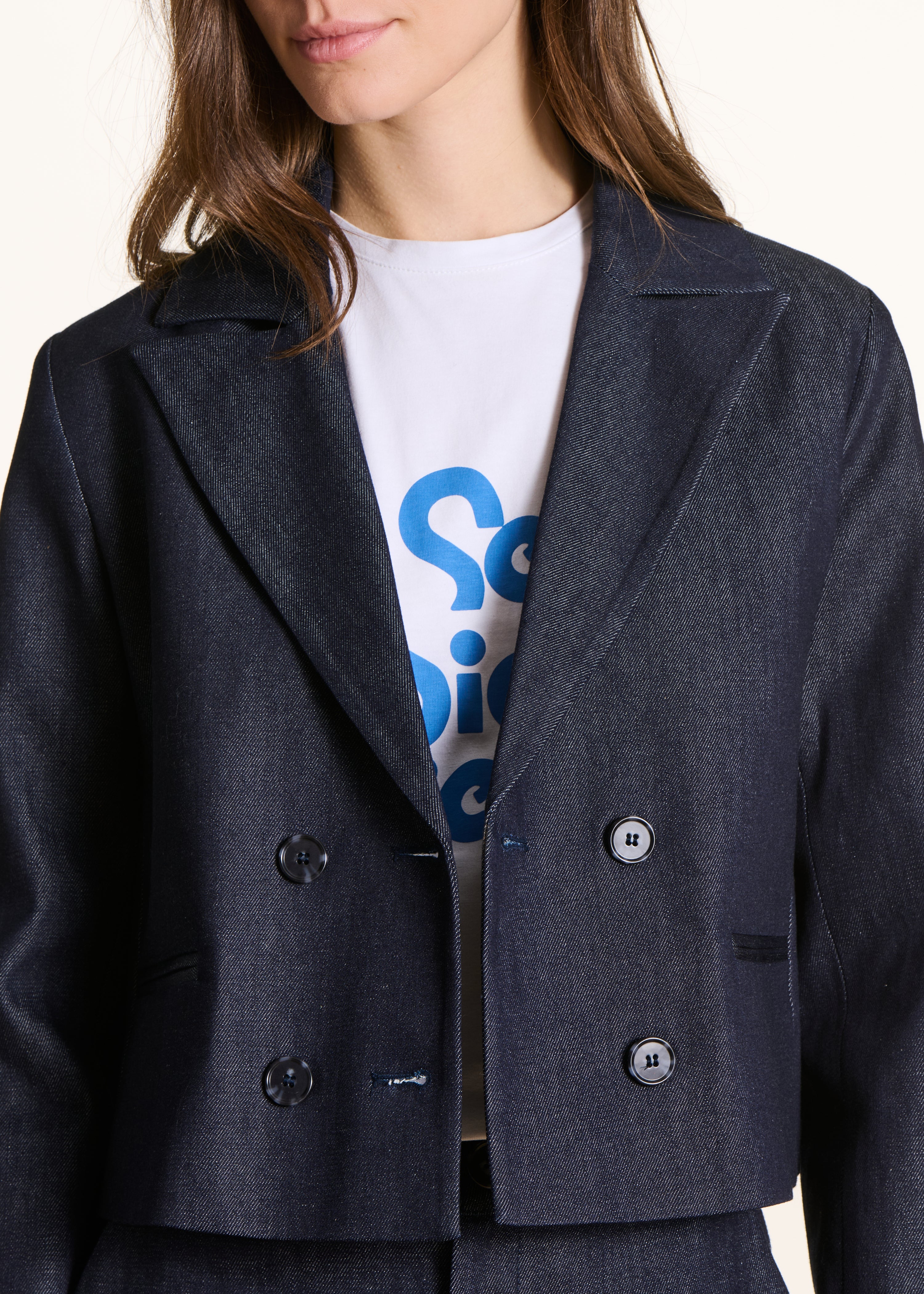 Kurze Jacke aus rohem Denim