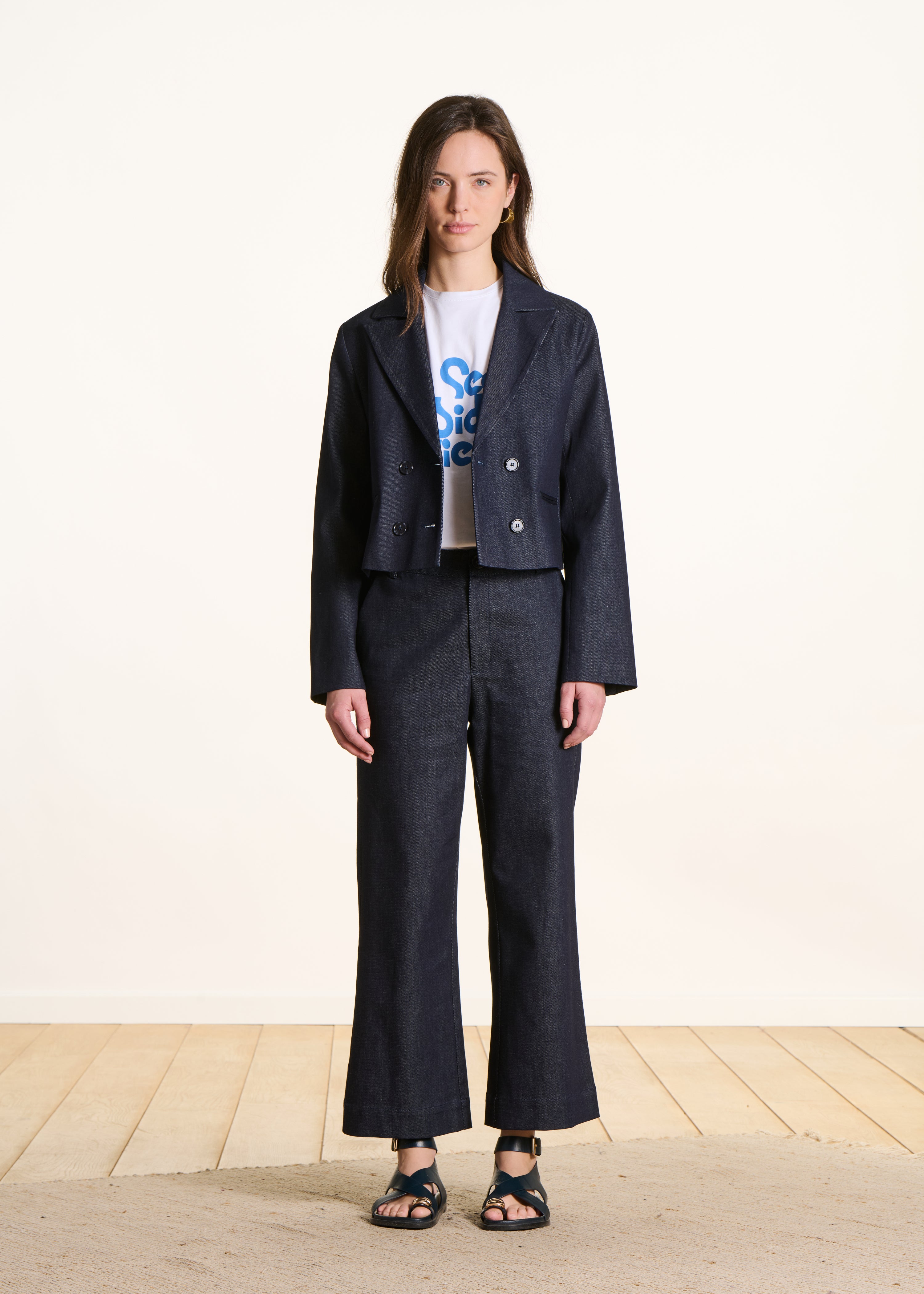 Kurze Jacke aus rohem Denim
