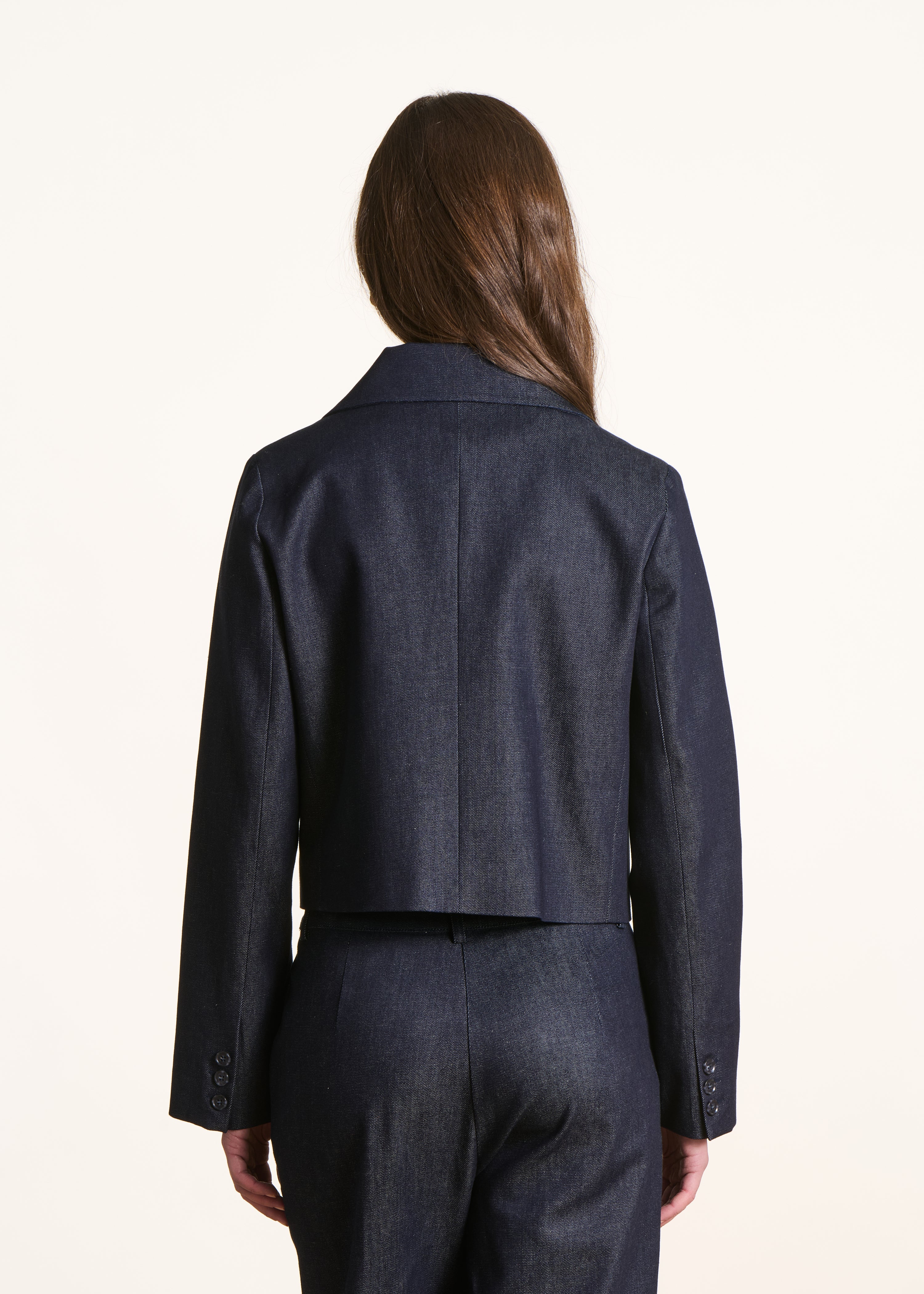 Kurze Jacke aus rohem Denim