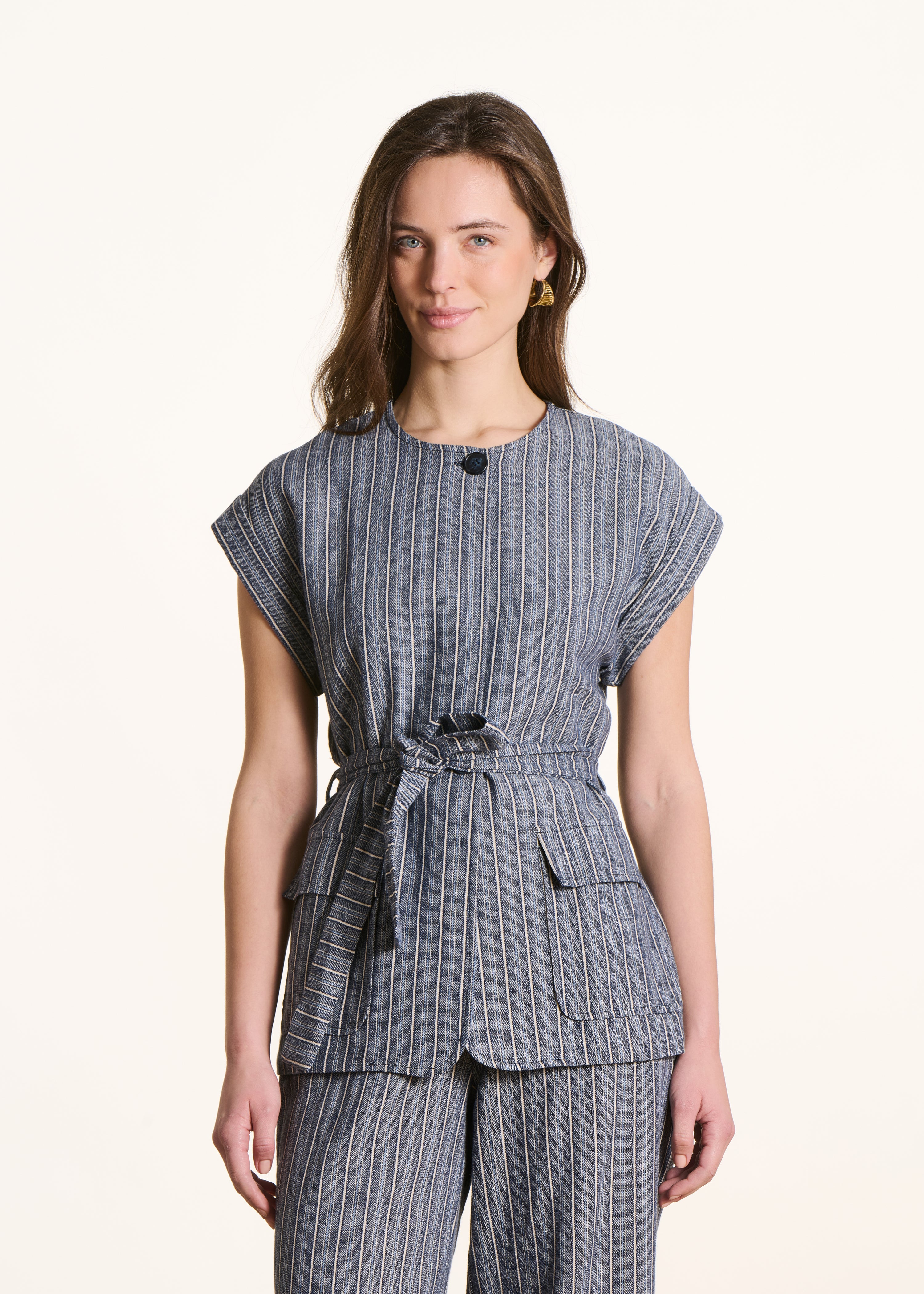 Veste sans manches bleu foncé ceinturée à rayures