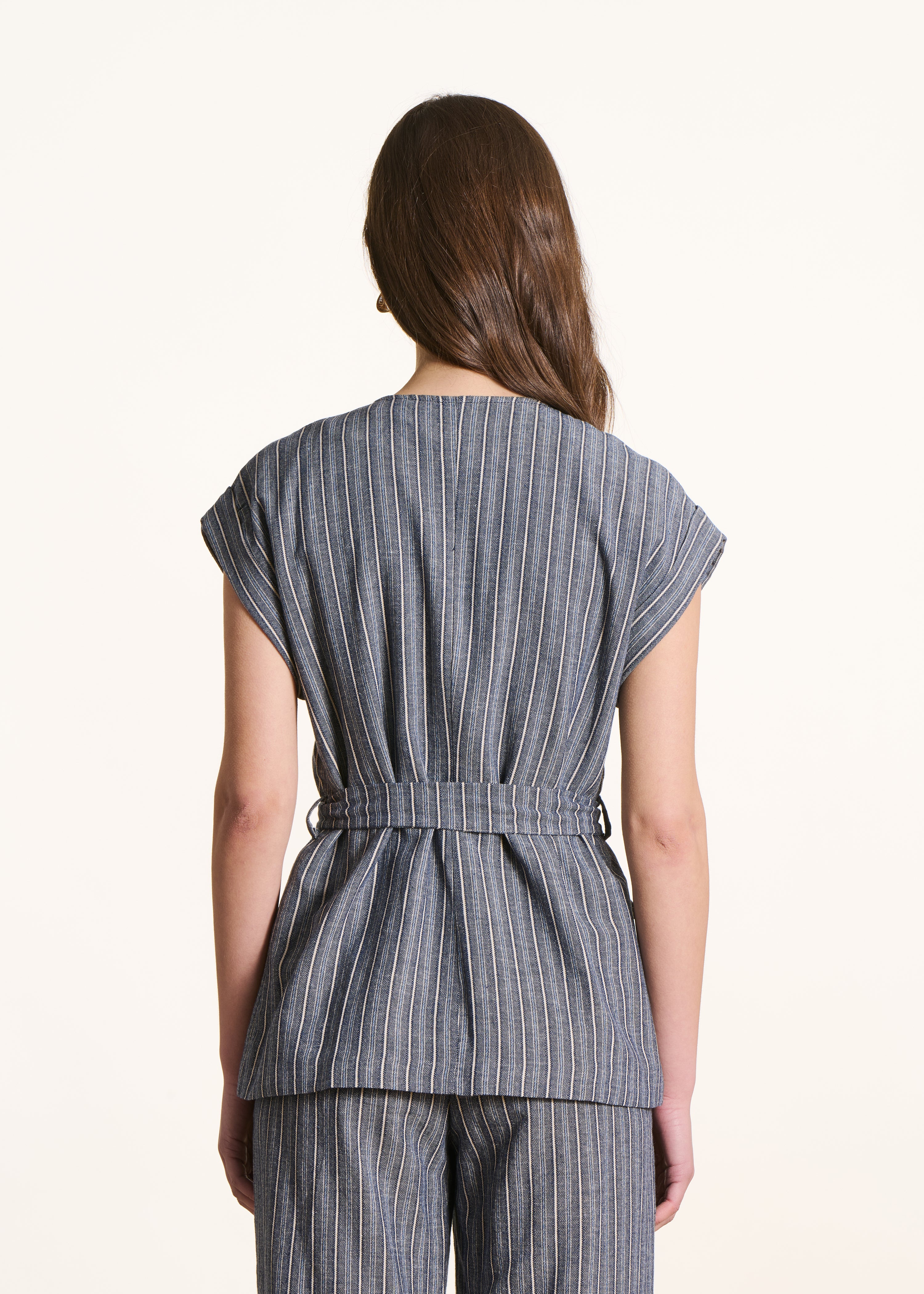 Veste sans manches bleu foncé ceinturée à rayures