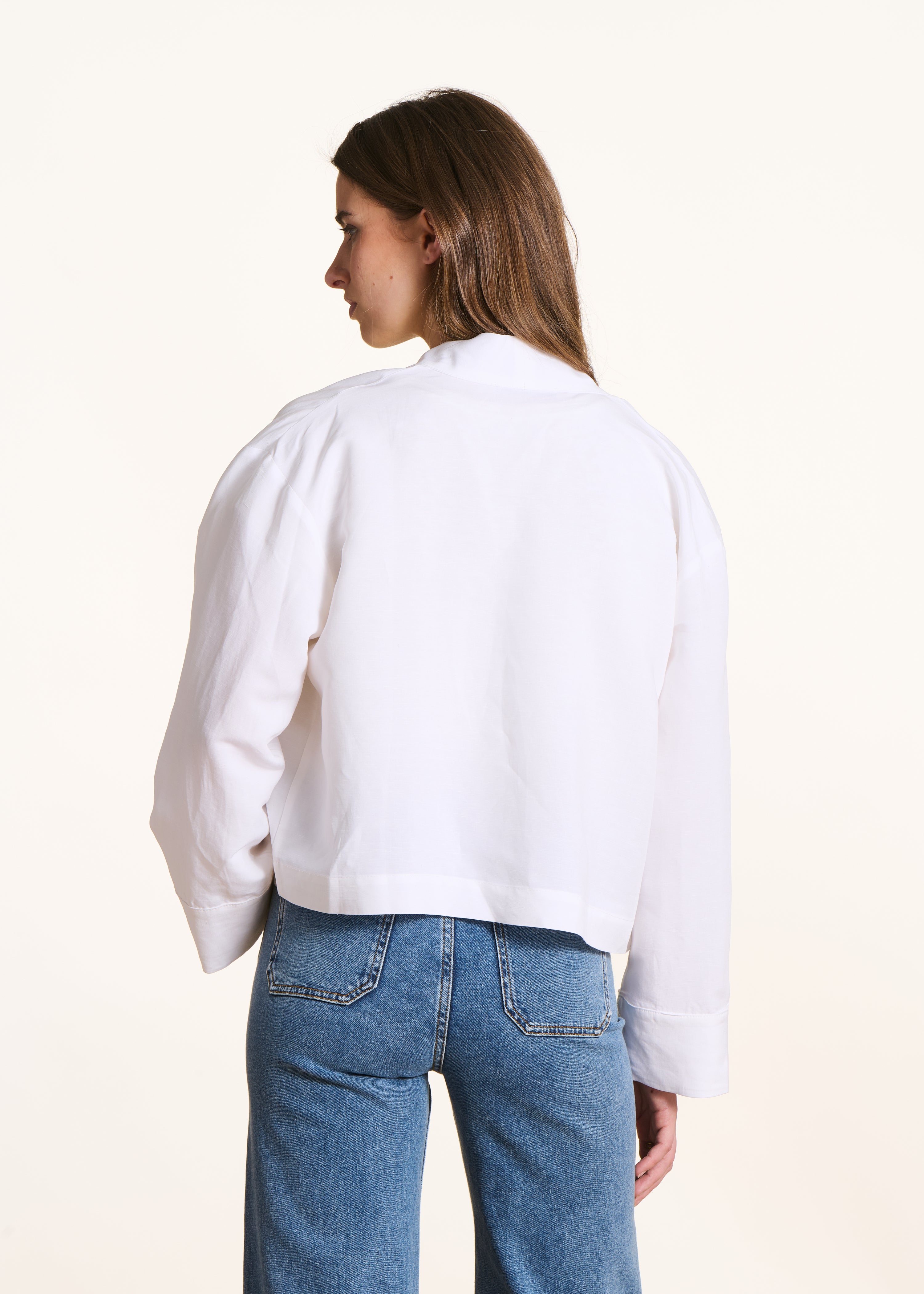 Weiße kurze offene Jacke