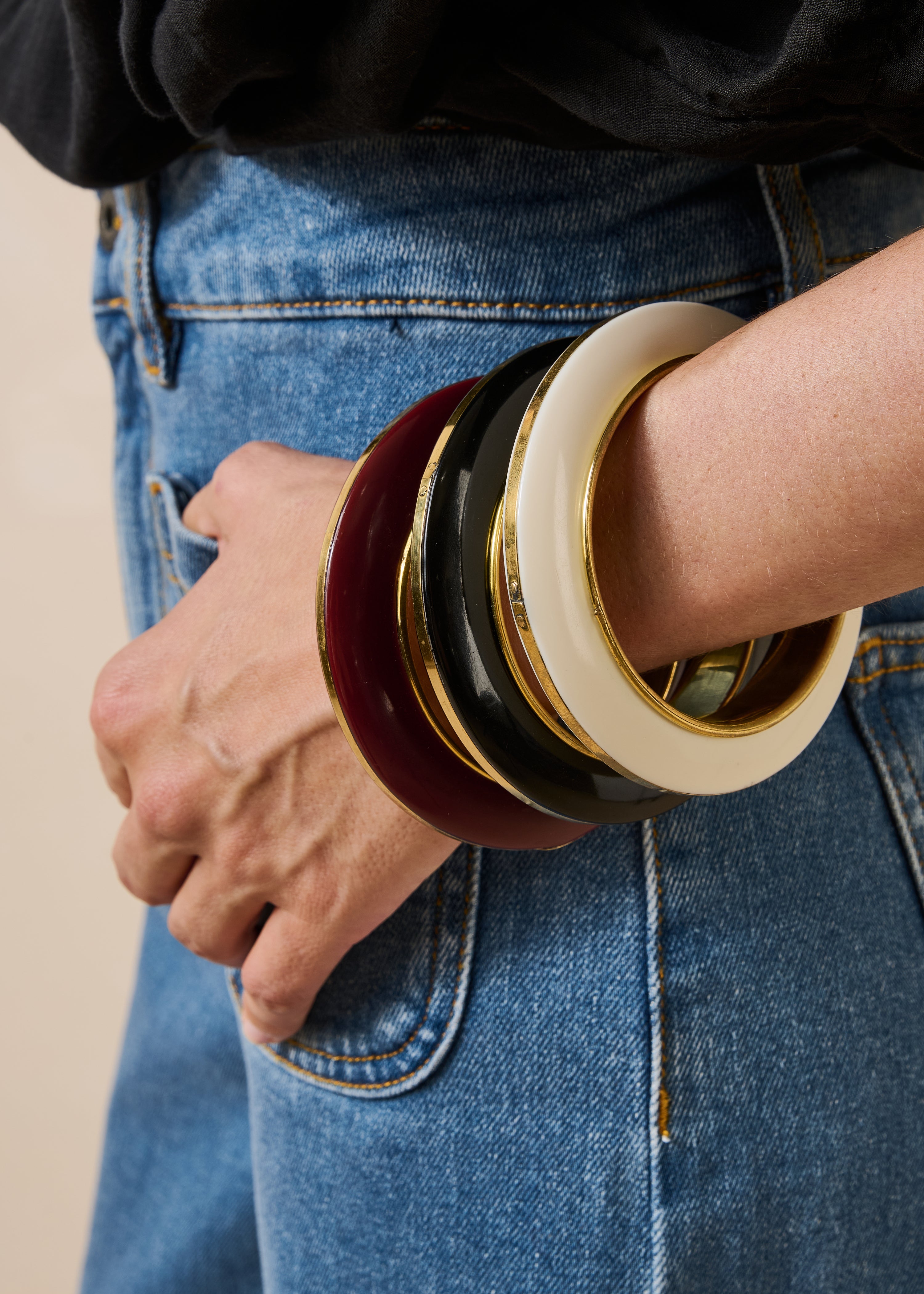 Bracciale multigiro largo in resina nero e rosso