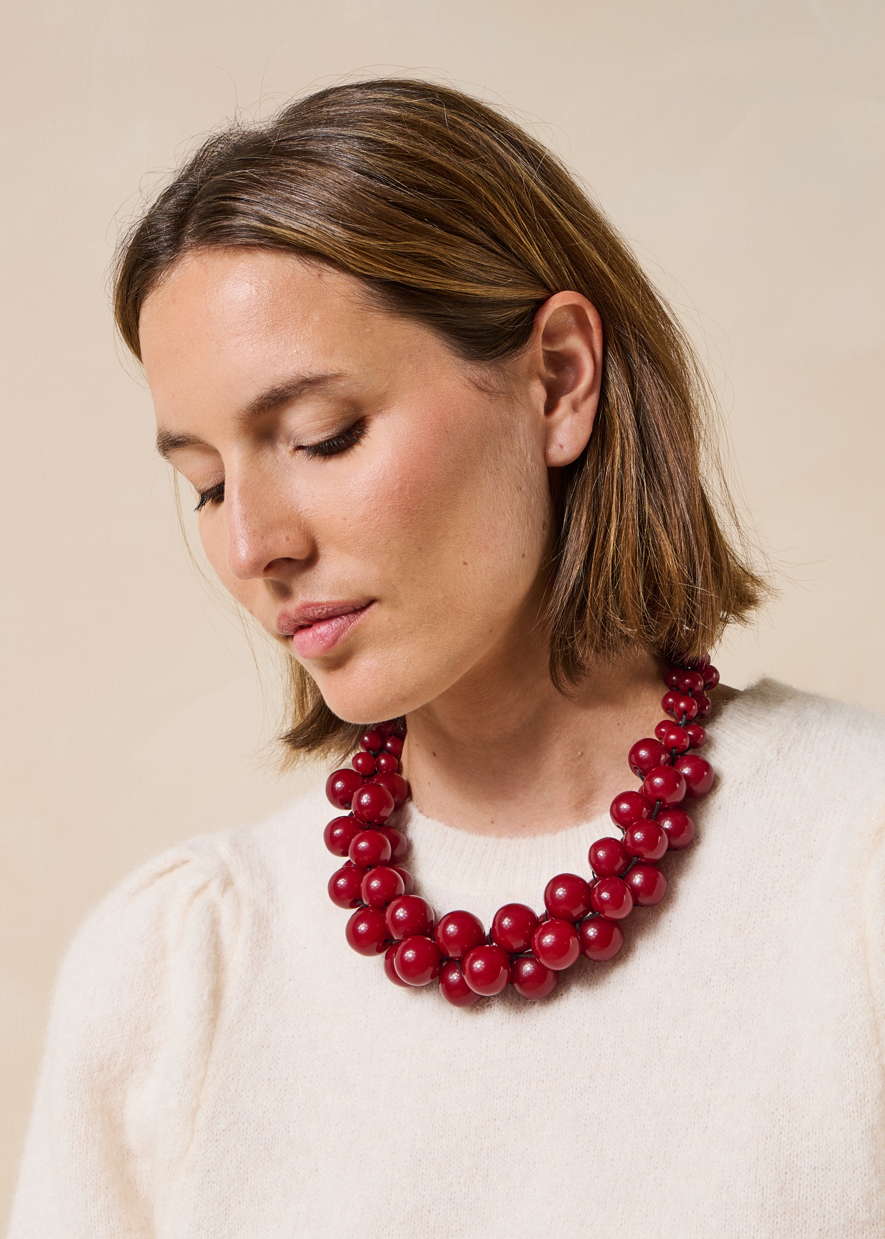 Collar ancho de perlas burdeos