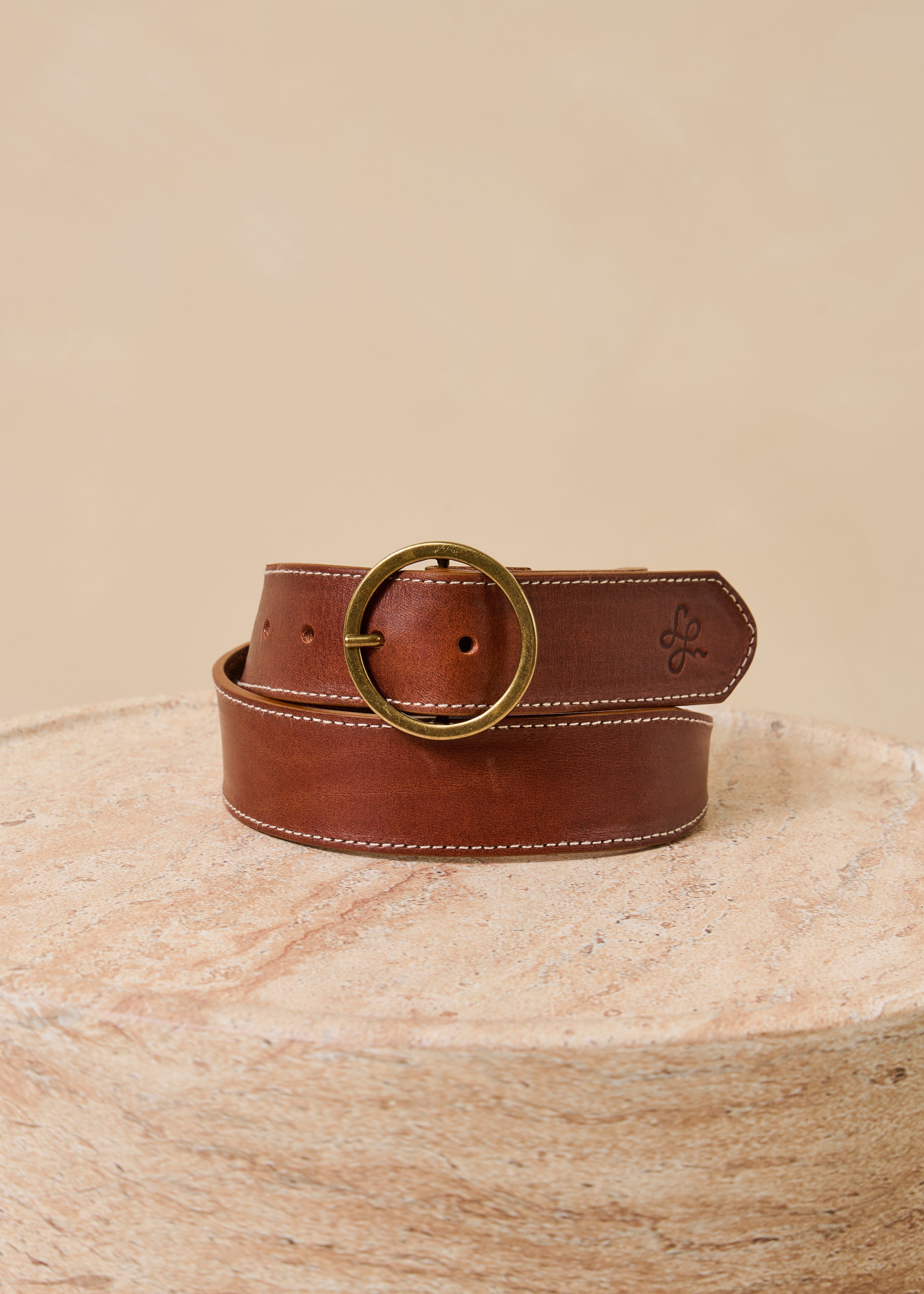 Camelkleurige riem van glad leer met ronde gesp