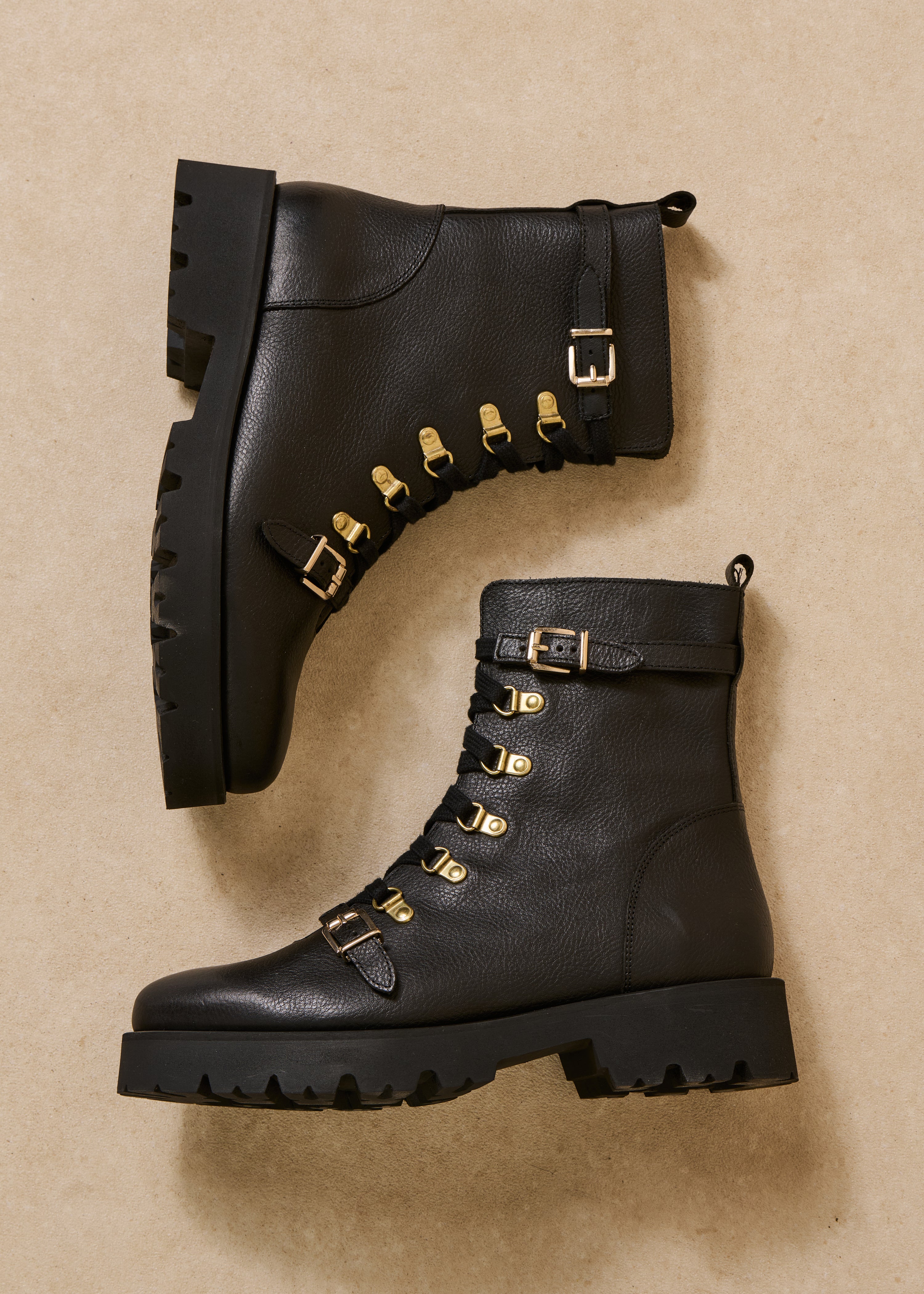 Schwarze Lederstiefel mit Reißverschluss und Absatz