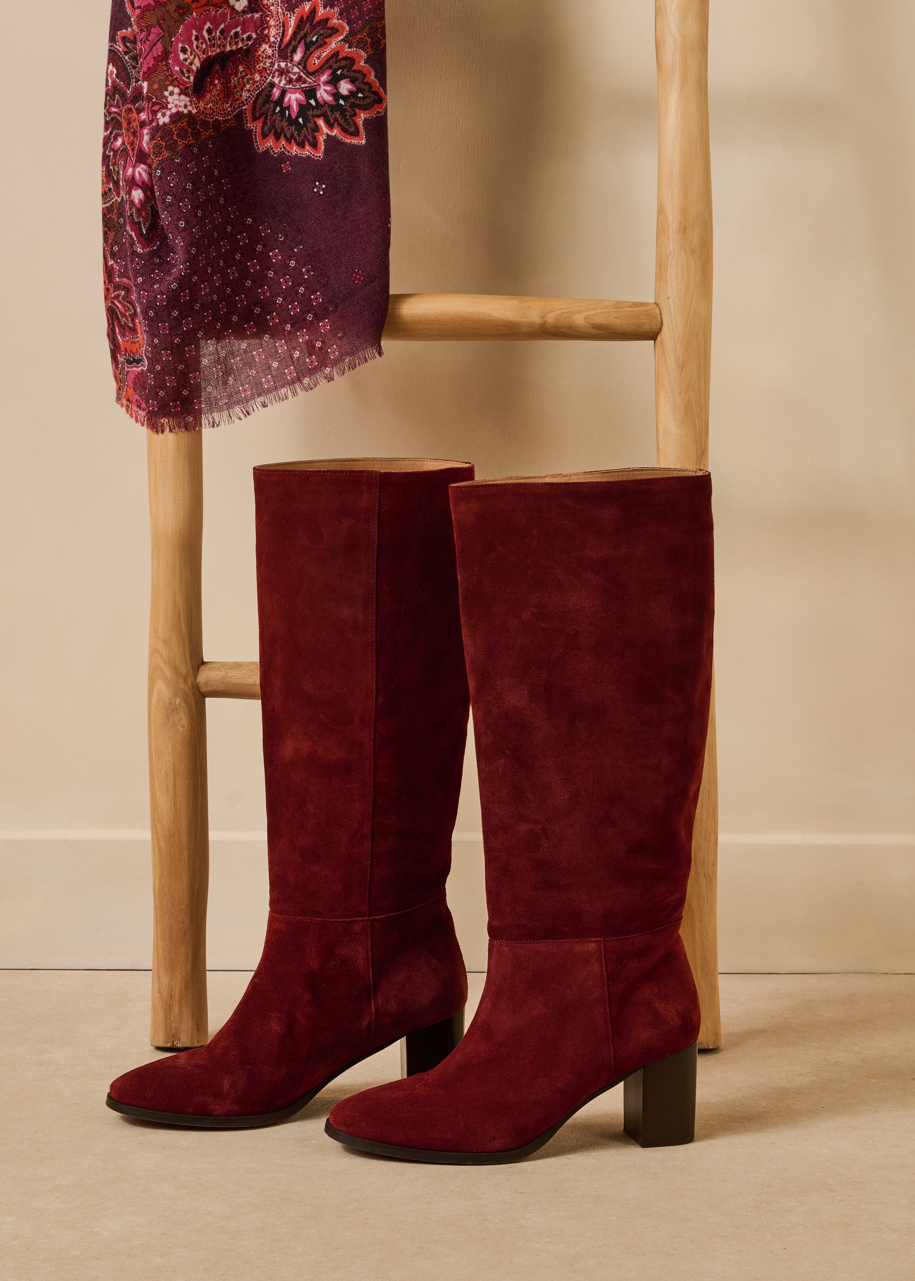 Botas bordeaux em pele de camurça com salto