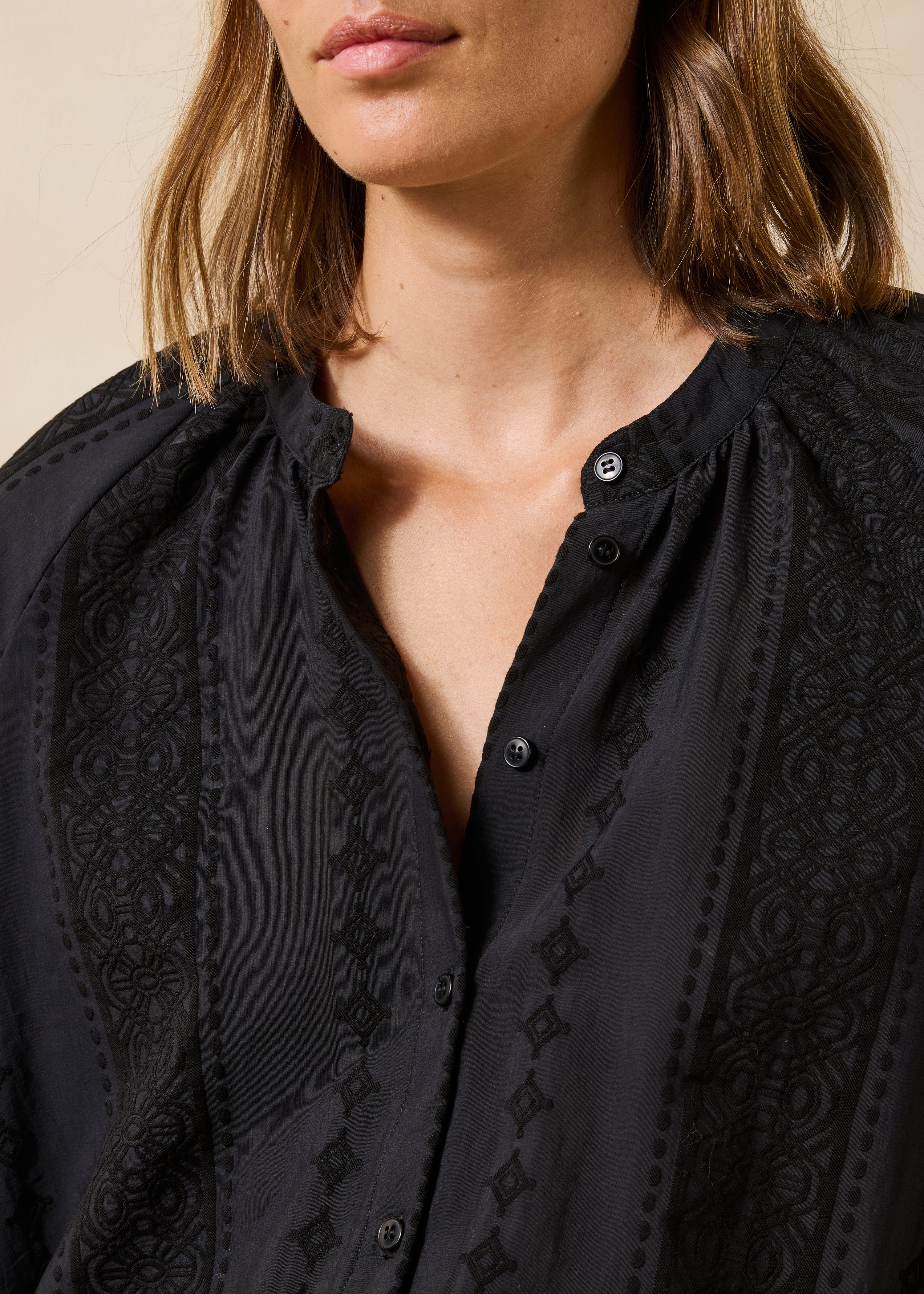 Schwarze Hemdbluse mit langen Ärmeln, Rundhalsausschnitt und Jacquardmuster