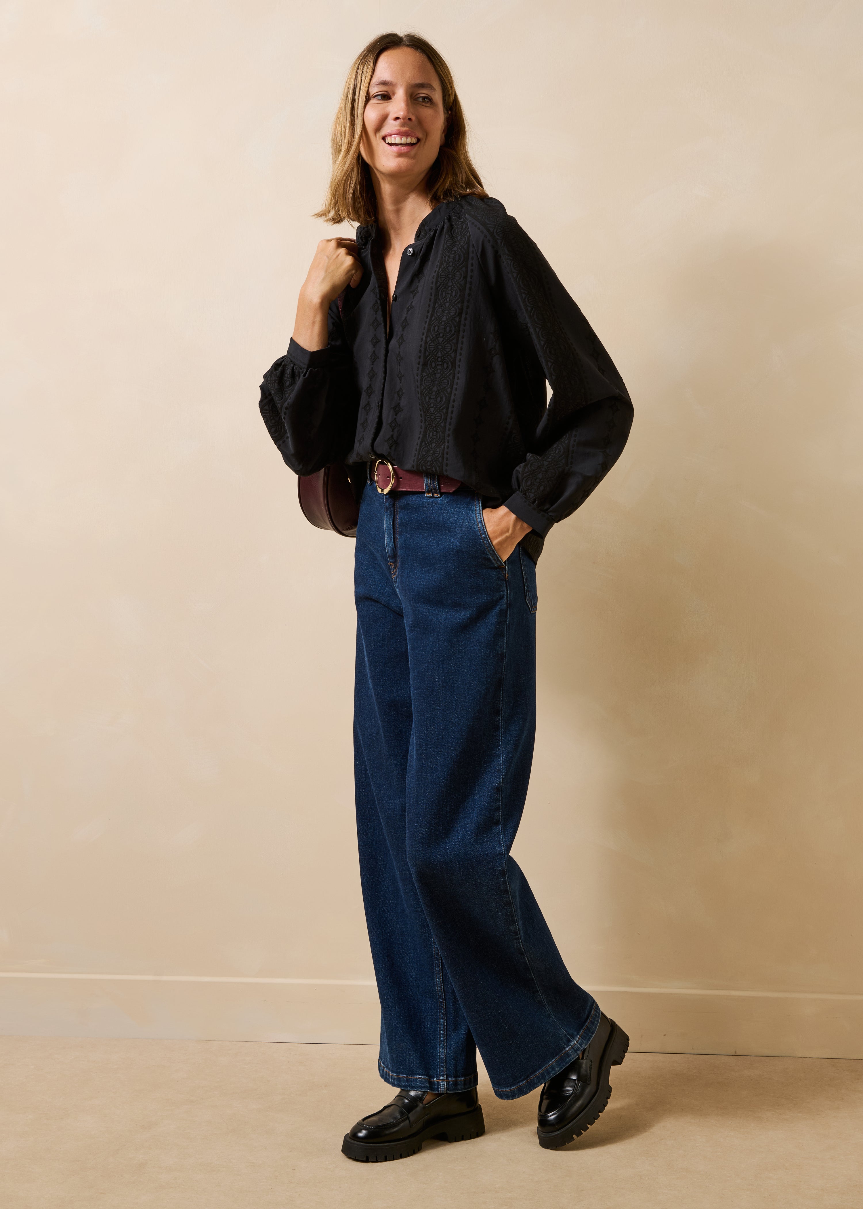Schwarze Hemdbluse mit langen Ärmeln, Rundhalsausschnitt und Jacquardmuster