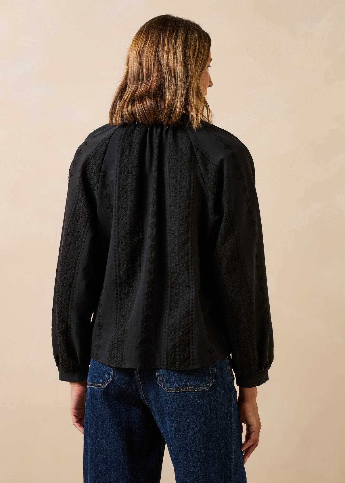 Schwarze Hemdbluse mit langen Ärmeln, Rundhalsausschnitt und Jacquardmuster
