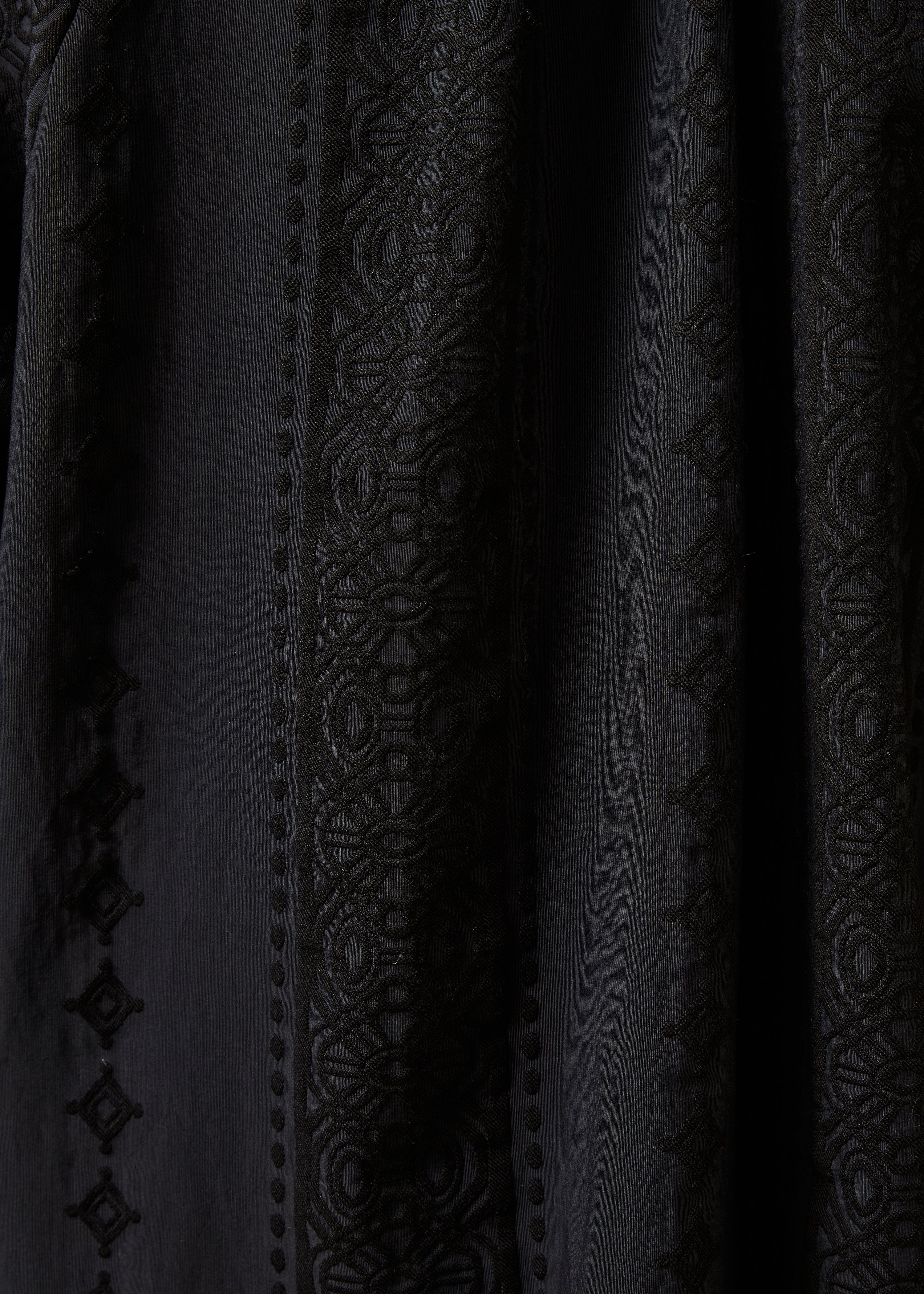 Schwarze Hemdbluse mit langen Ärmeln, Rundhalsausschnitt und Jacquardmuster