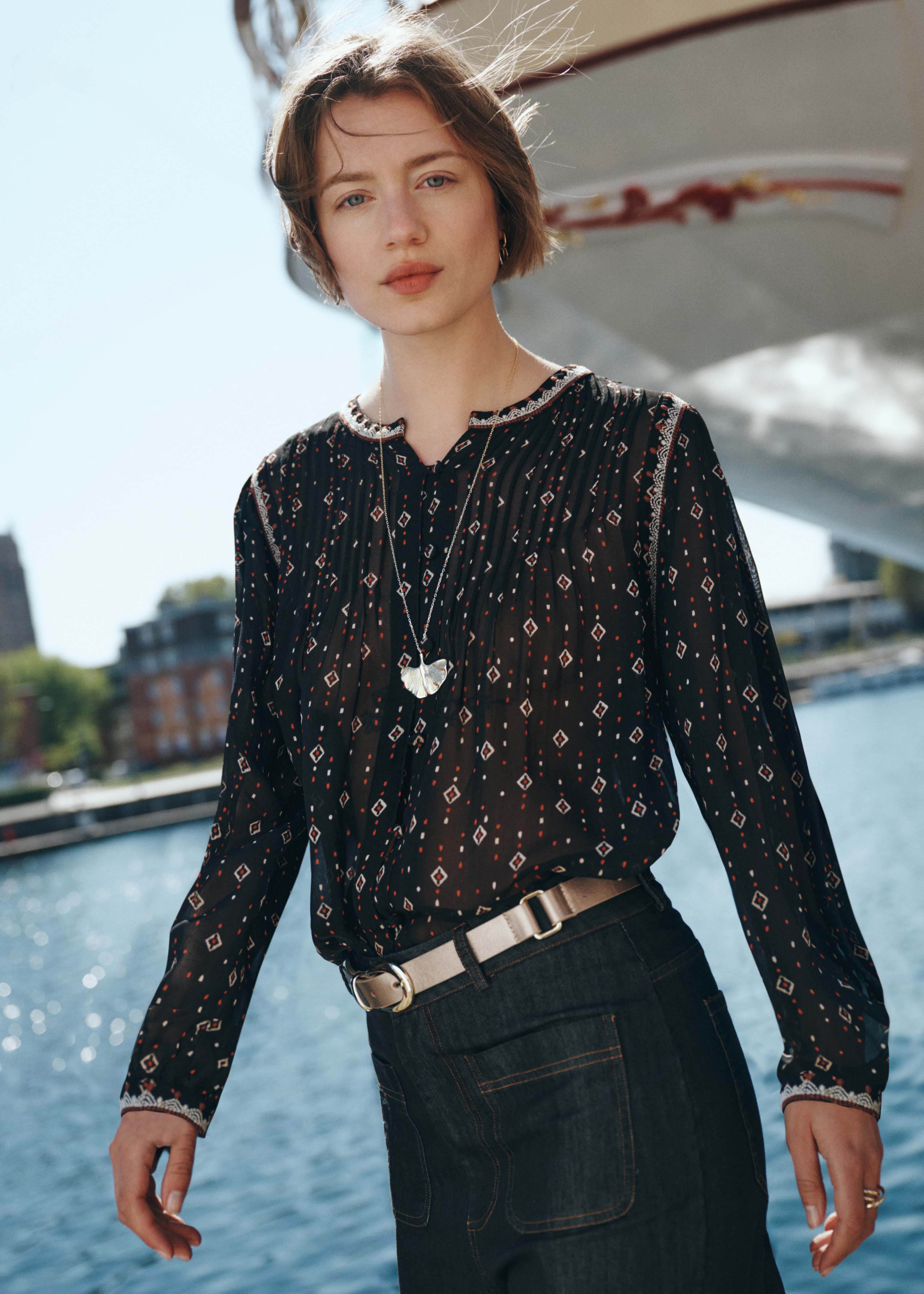 Schwarze Bluse mit langen Ärmeln und Print
