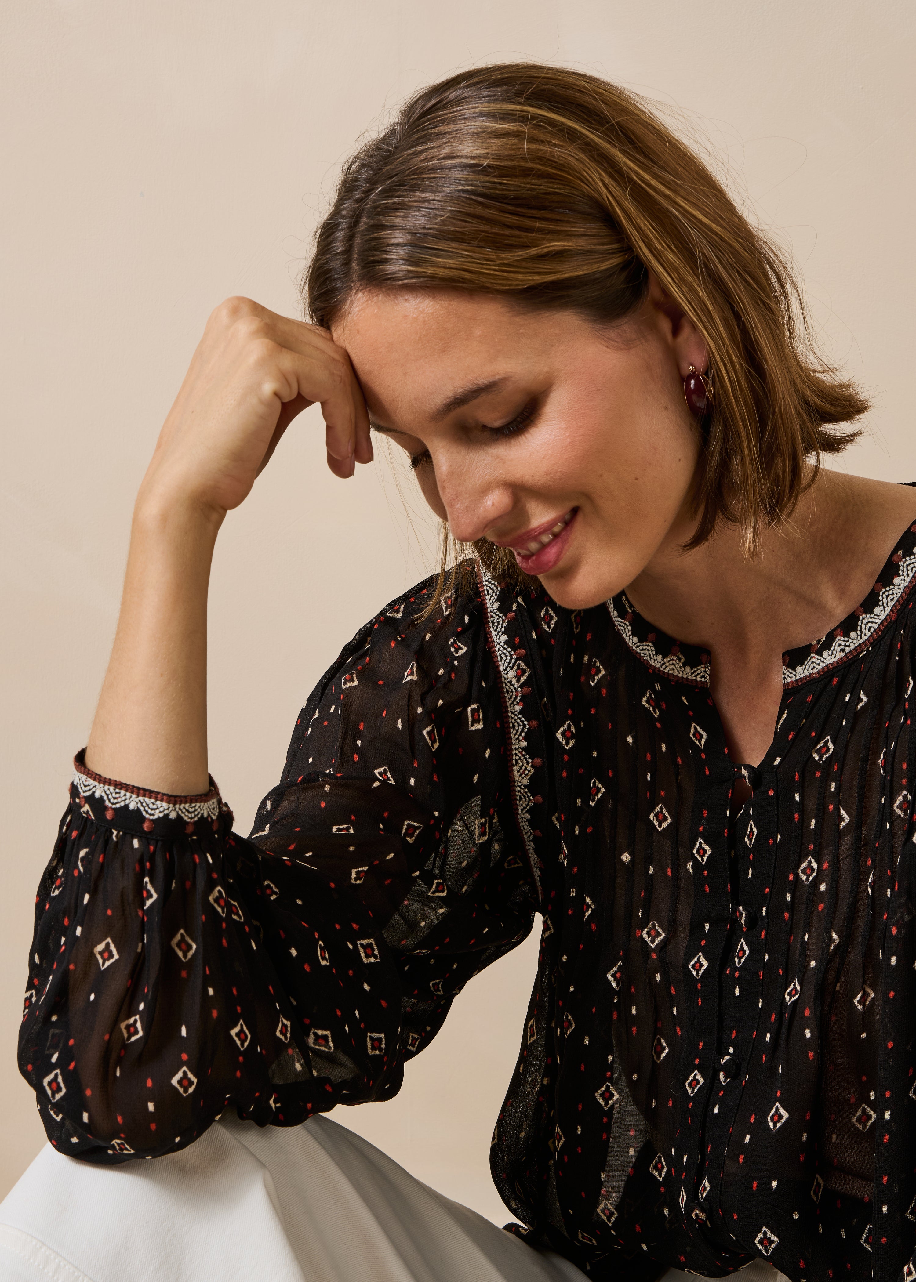 Schwarze Bluse mit langen Ärmeln und Print