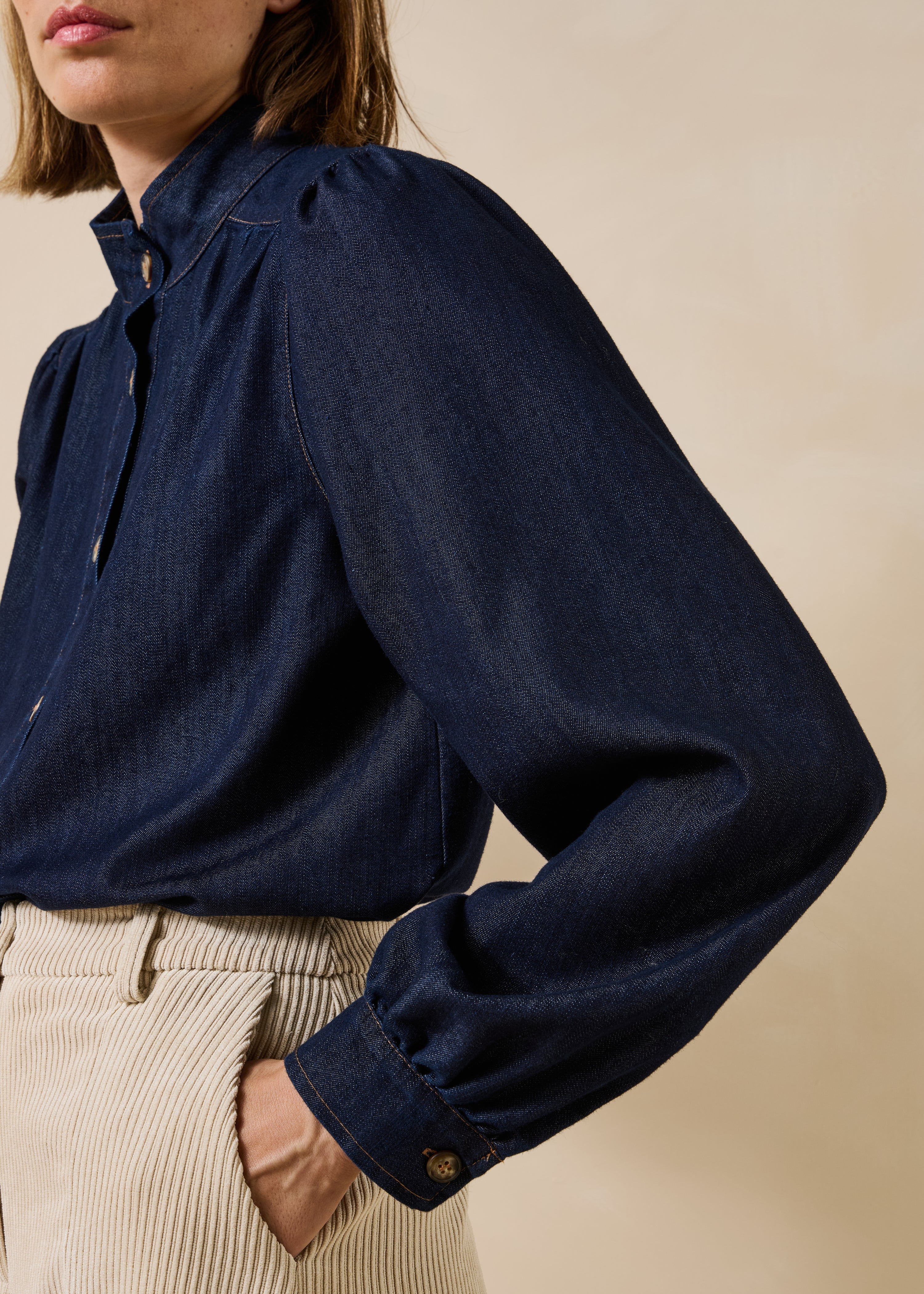 Bluse aus rohem Denim mit langen Ärmeln