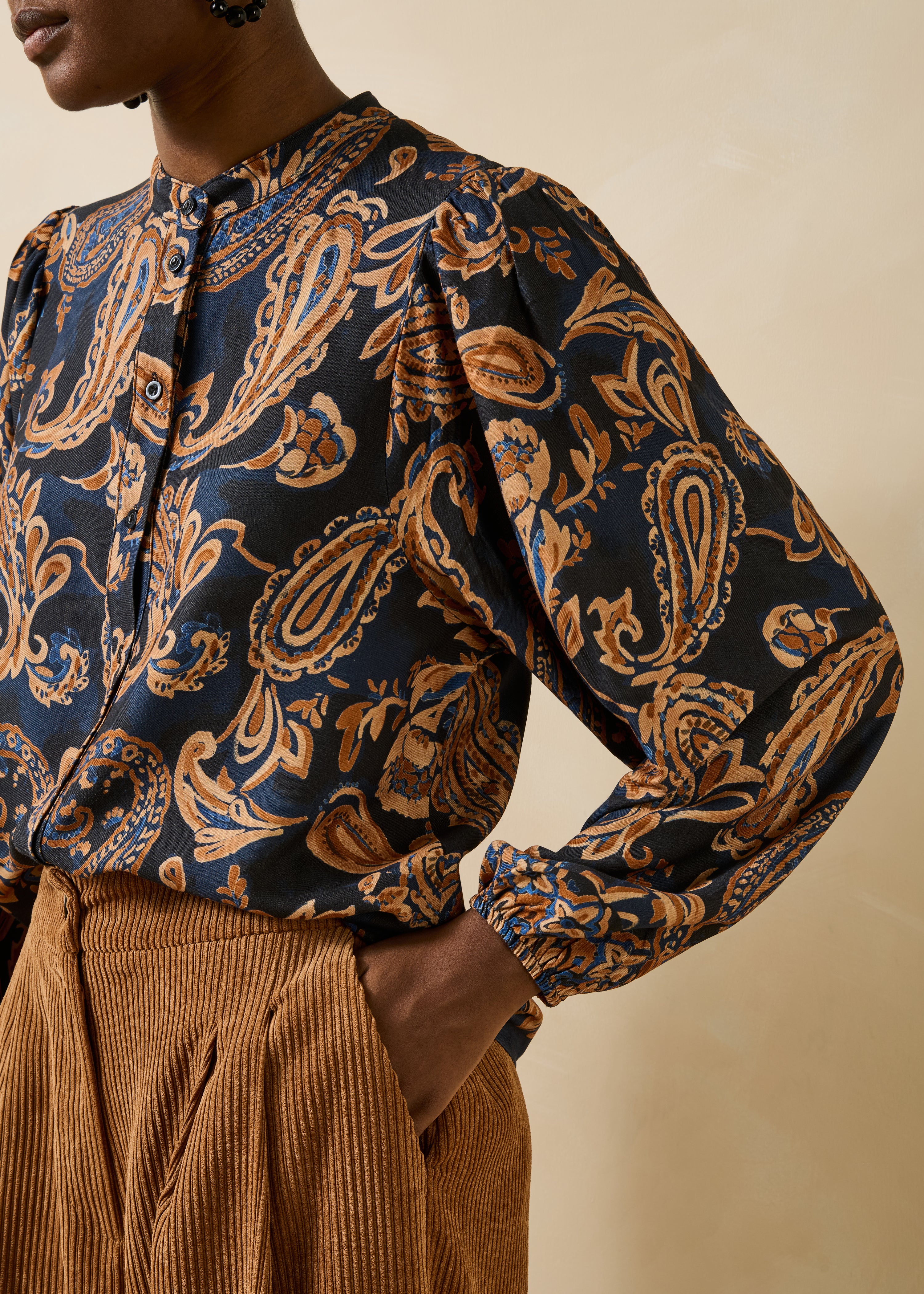 Camicia blu e cammello con stampa e maniche lunghe