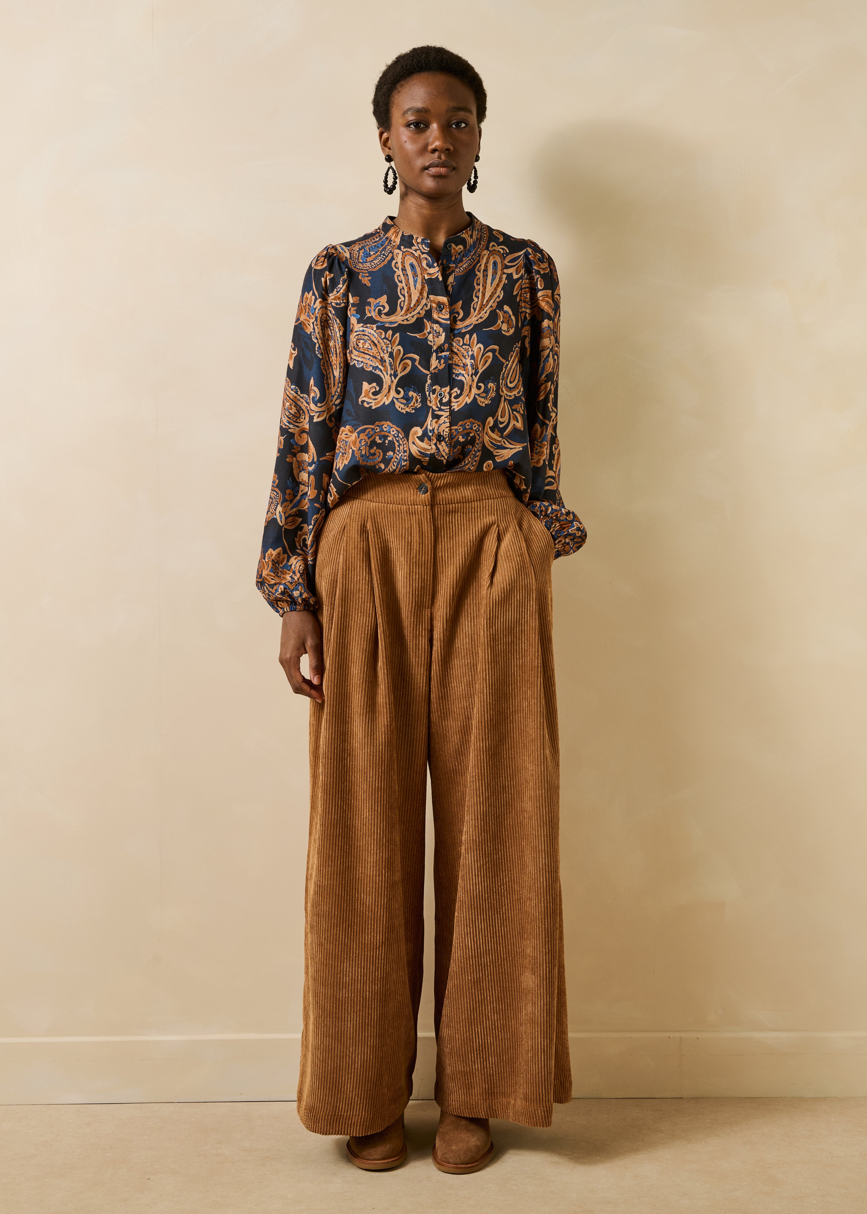 Camicia blu e cammello con stampa e maniche lunghe