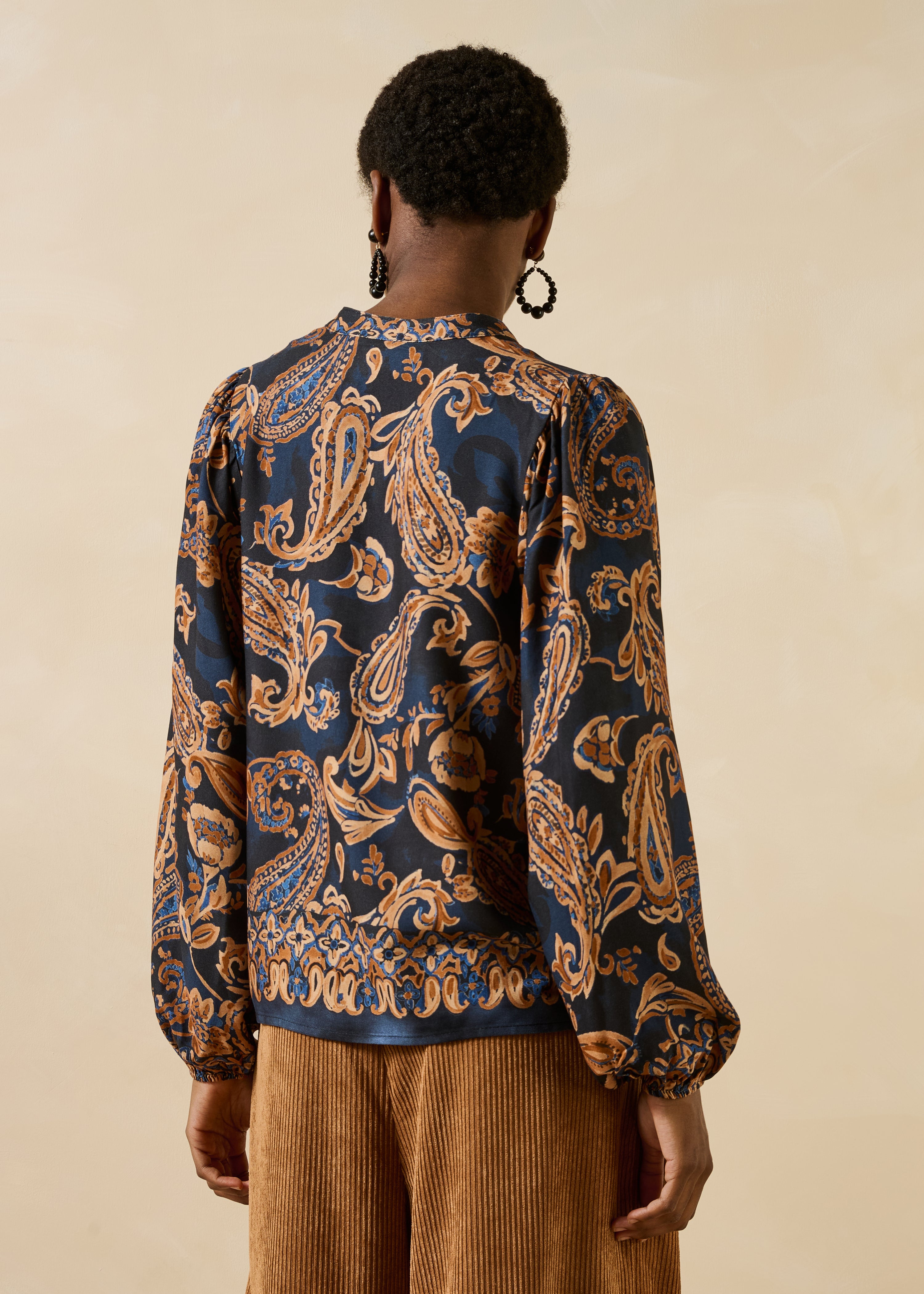 Camicia blu e cammello con stampa e maniche lunghe