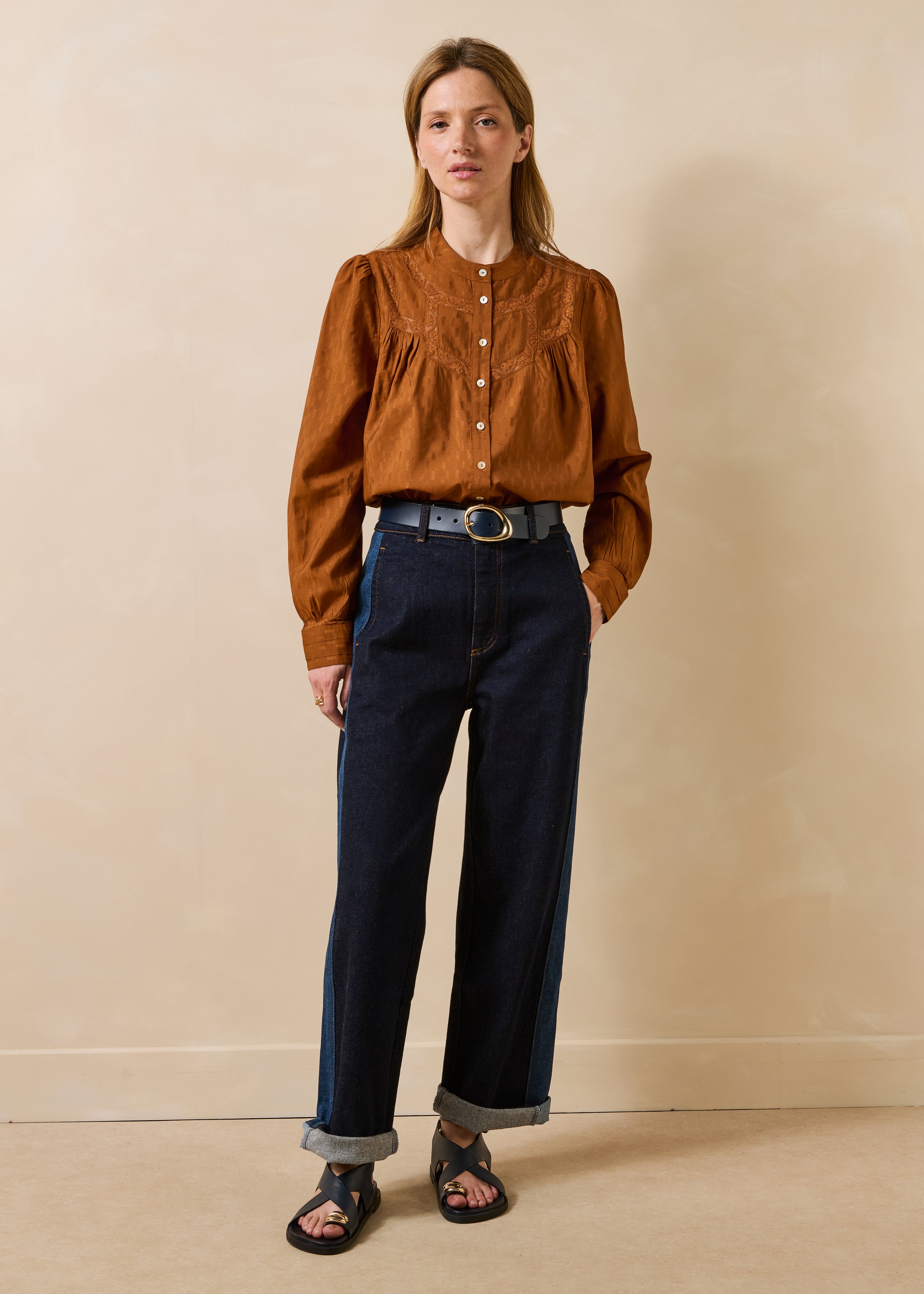 Cognacfarbene Jacquard-Bluse mit langen Ärmeln