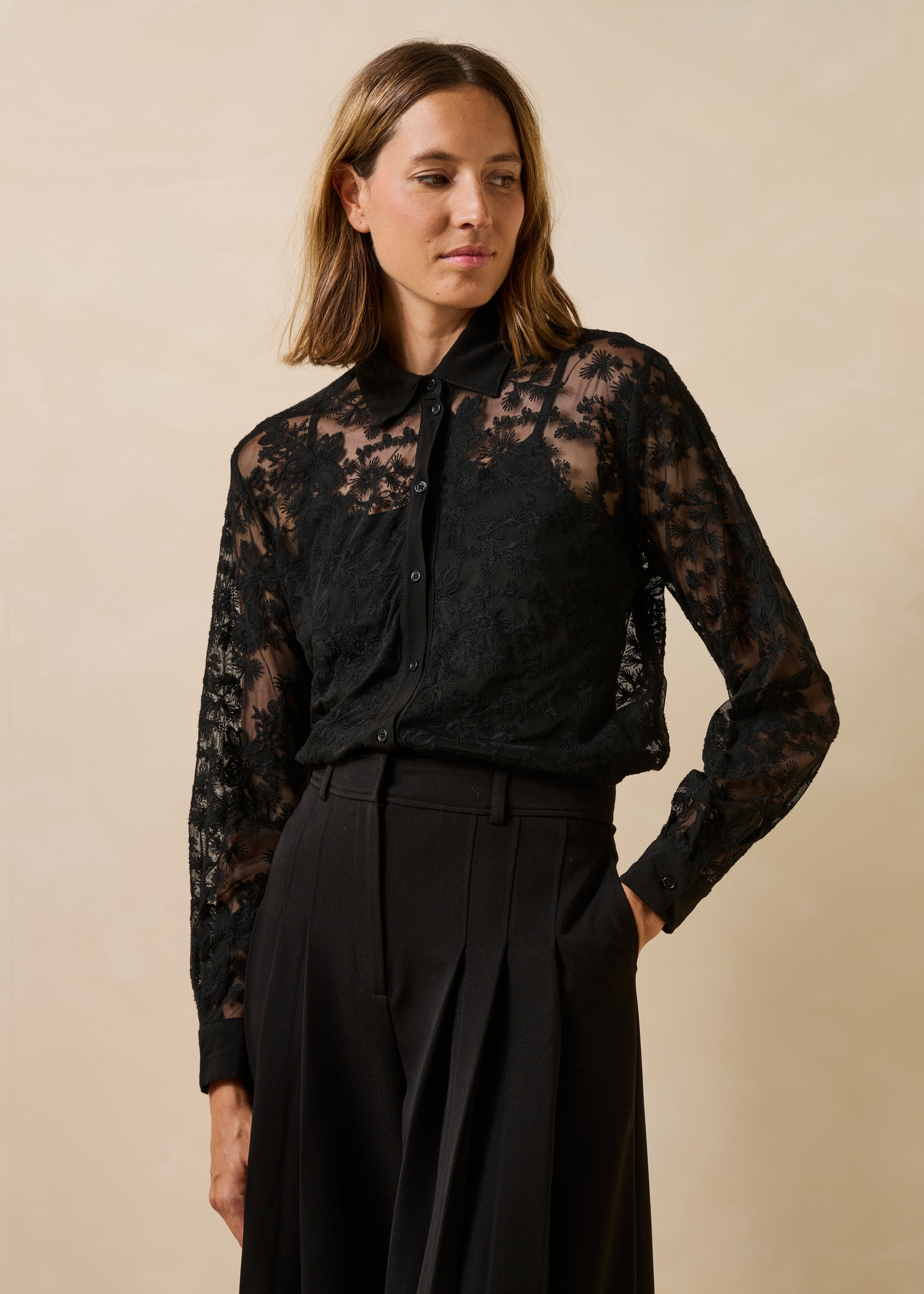 Schwarze Bluse mit langen Ärmeln und Spitze