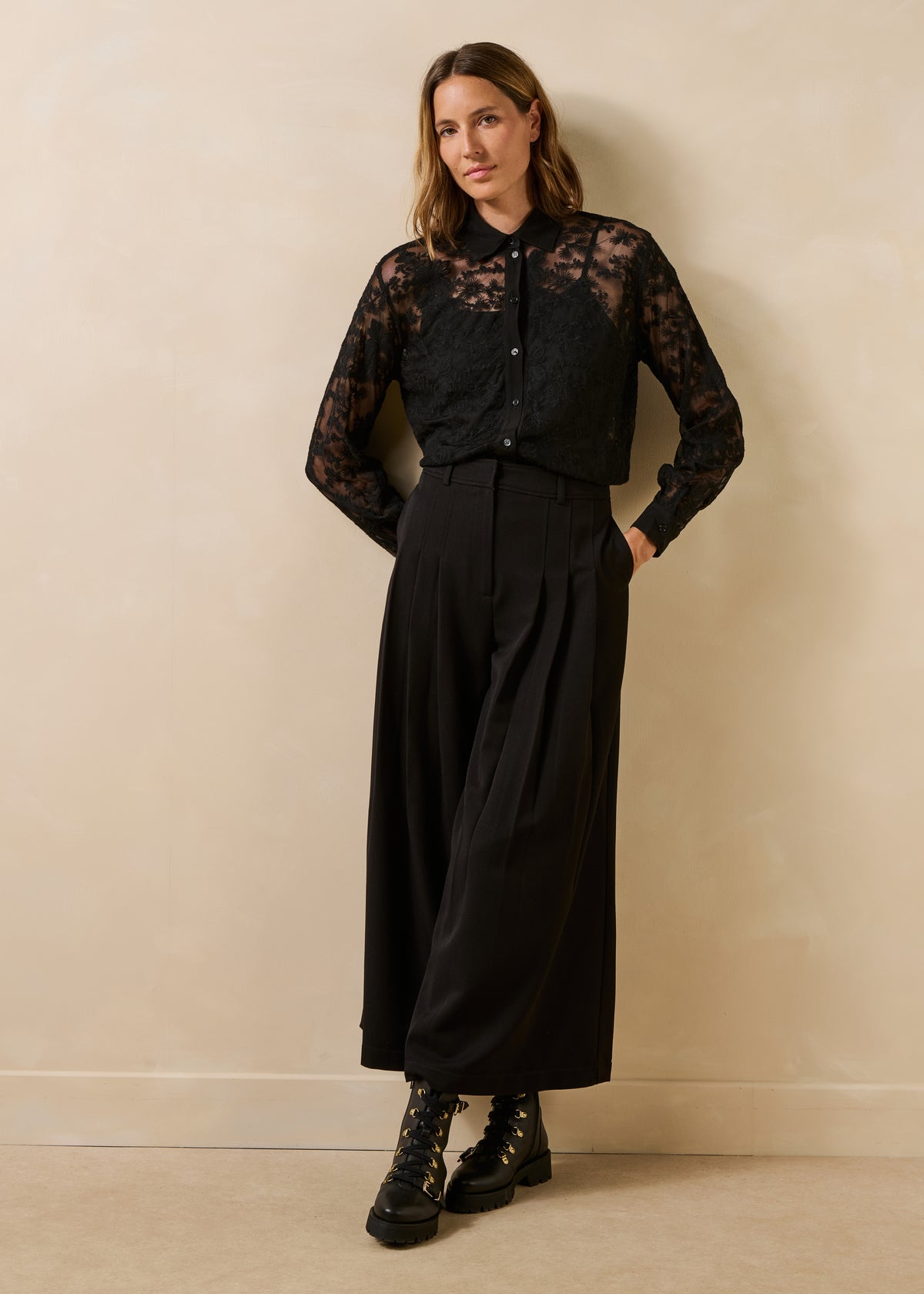 Schwarze Bluse mit langen Ärmeln und Spitze