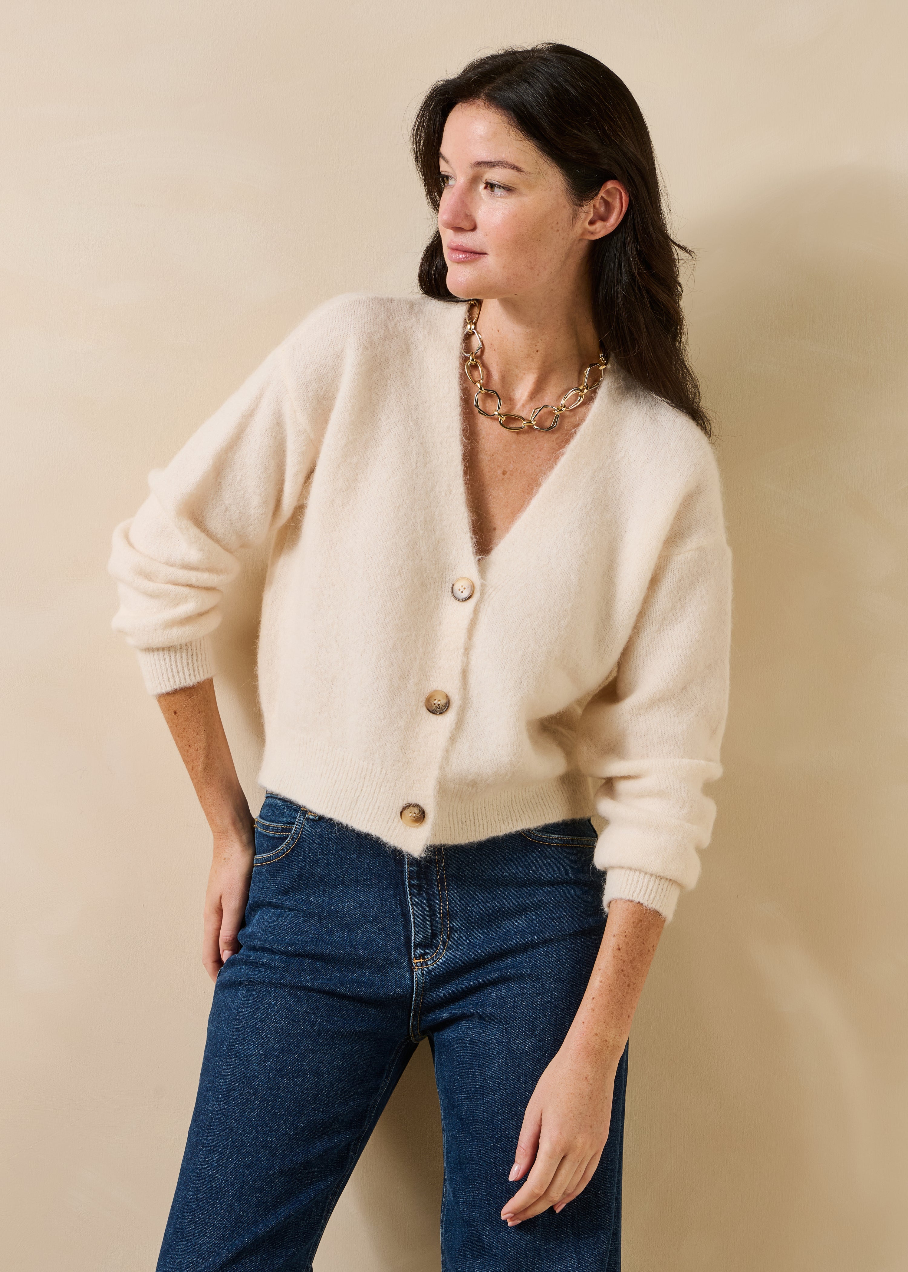 Gilet écru corto in alpaca con scollo a V
