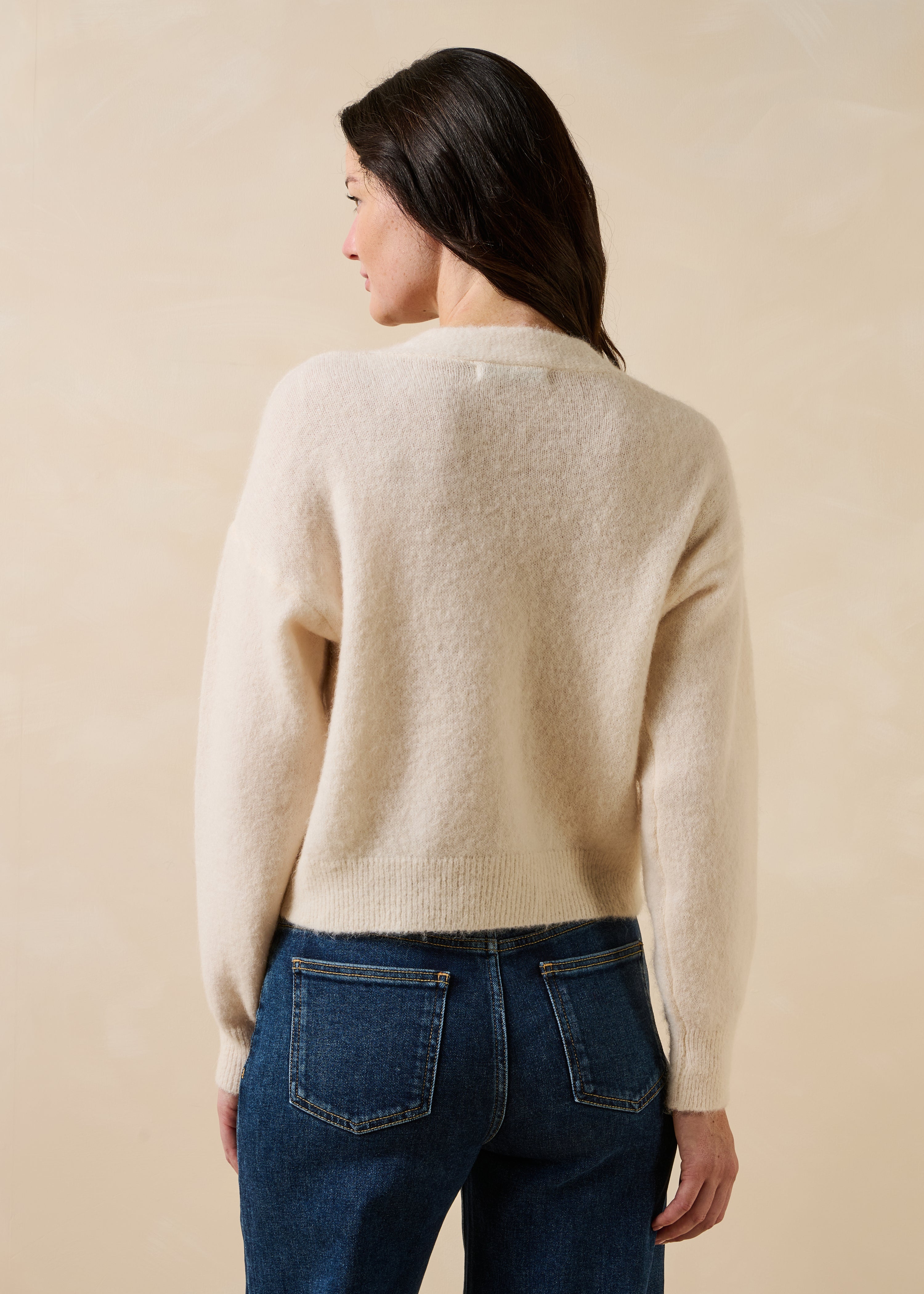 Gilet écru corto in alpaca con scollo a V