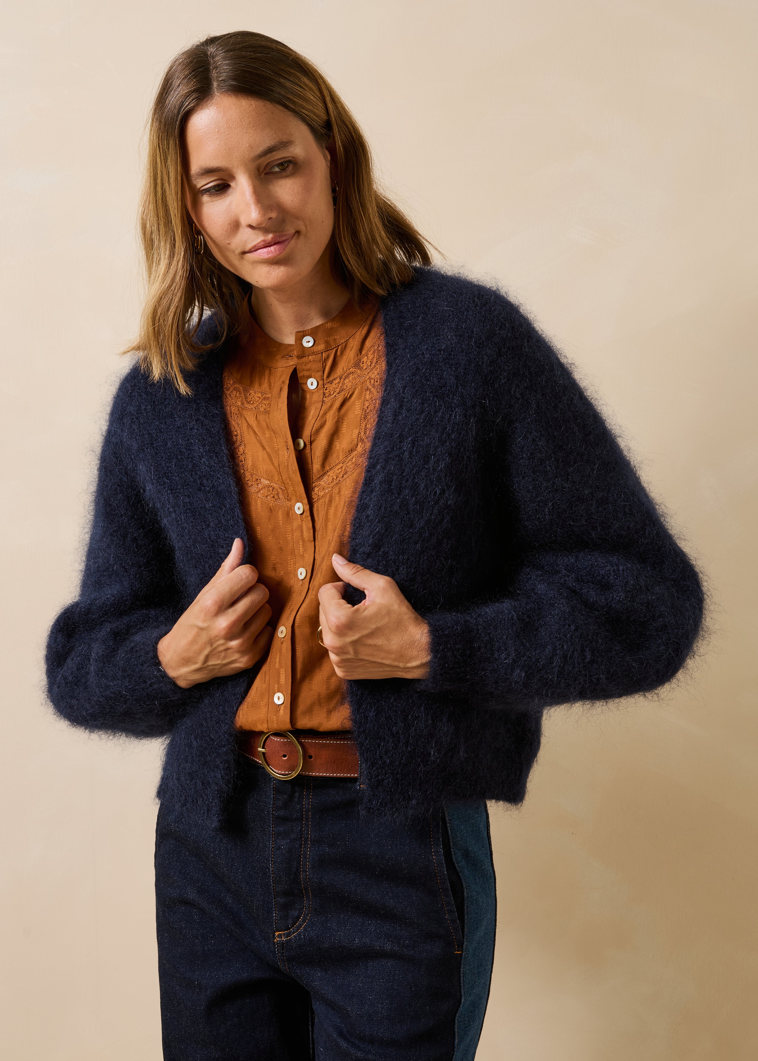 Marineblauer Mohair-Pullover mit langen Ärmeln