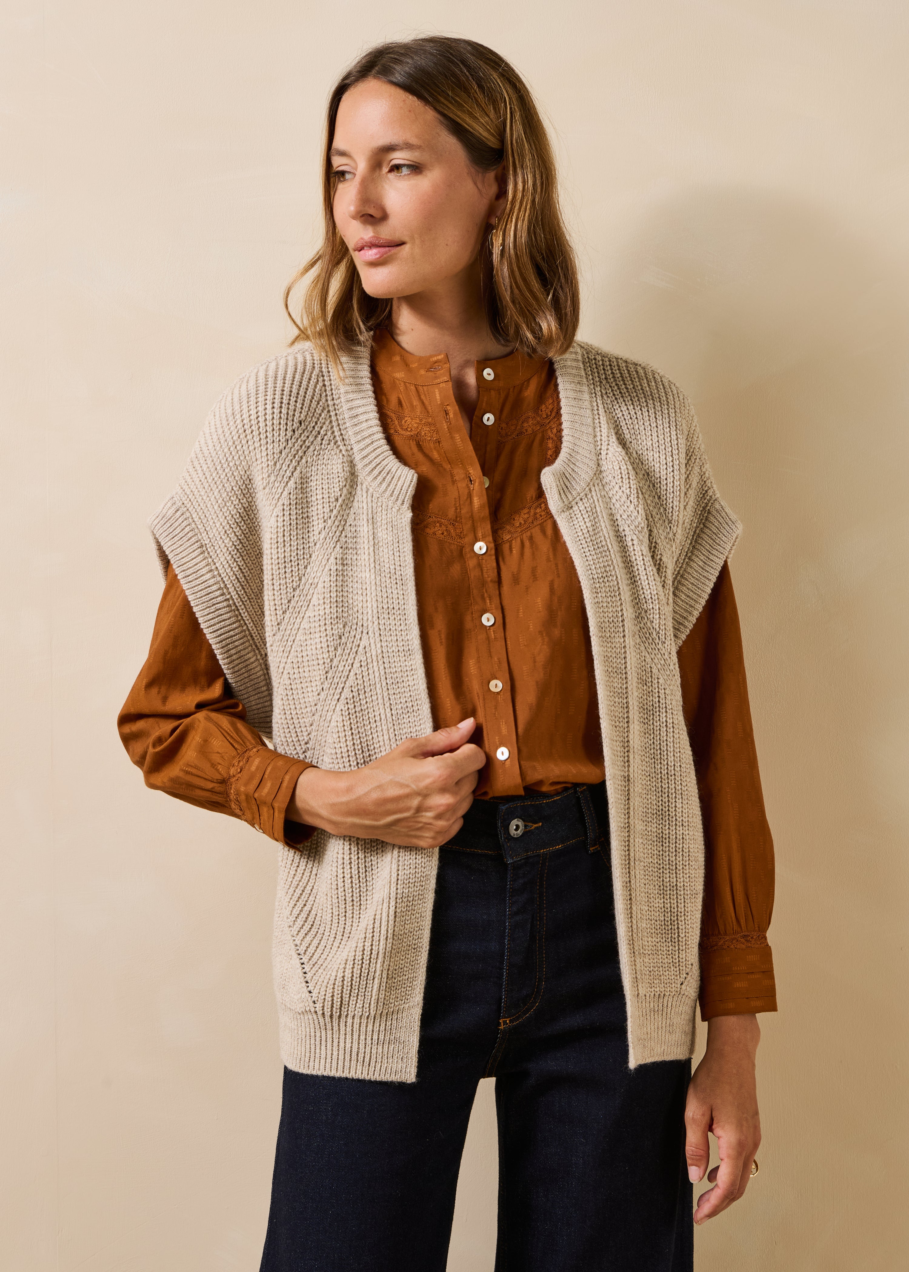 Beiger Kurzarmstrickjacke mit Rundhalsausschnitt