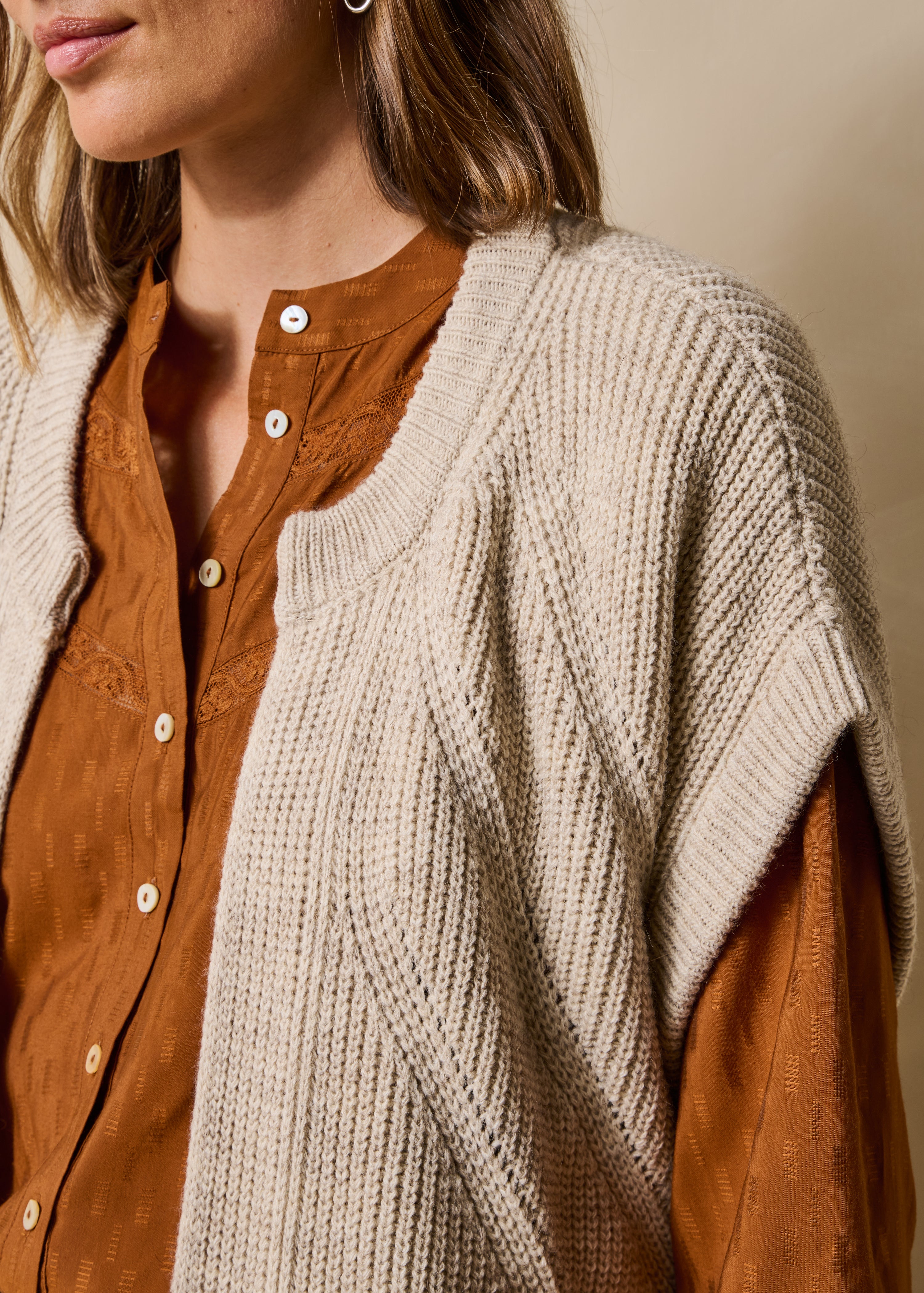 Beiger Kurzarmstrickjacke mit Rundhalsausschnitt