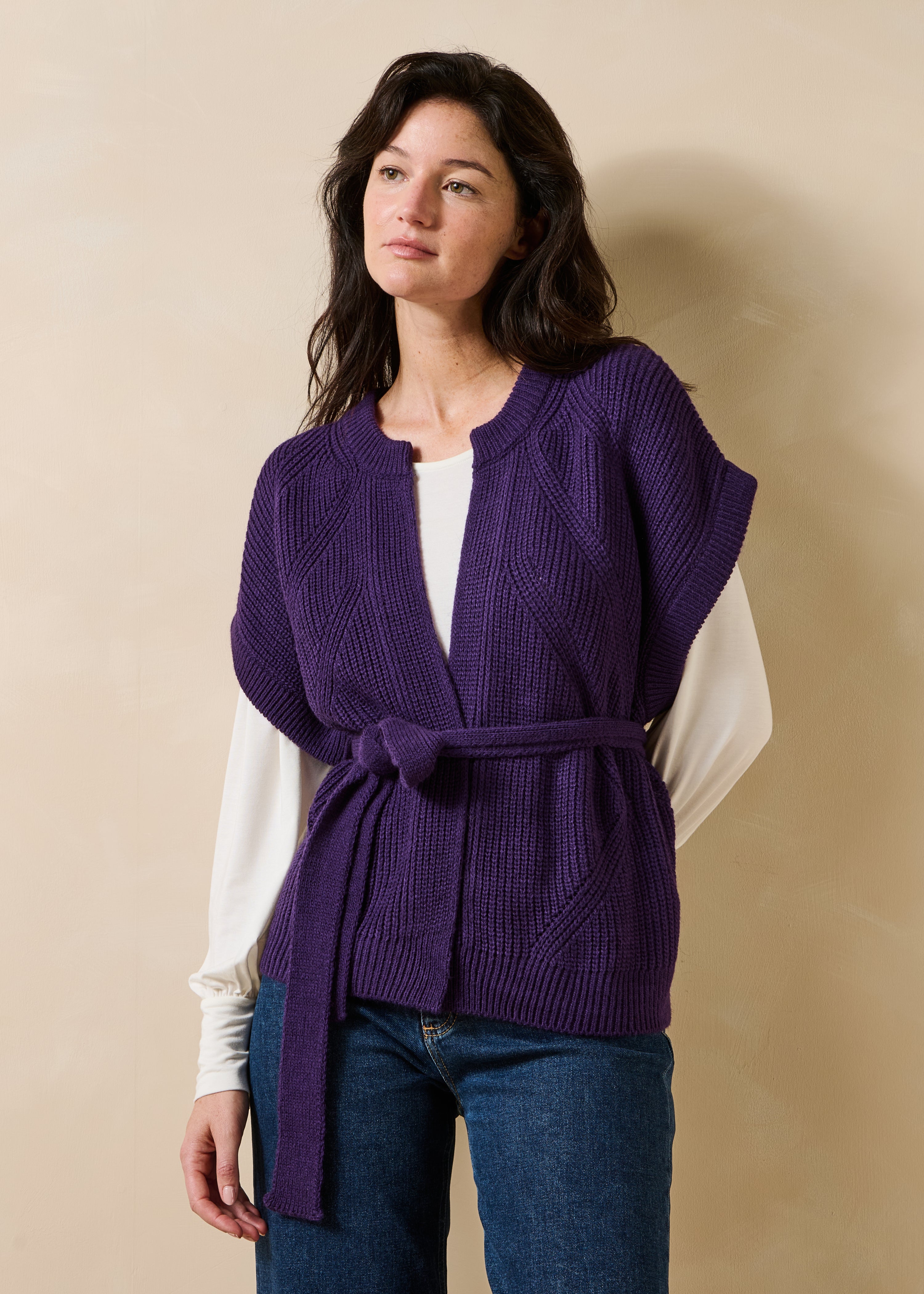 Kurzärmelige Strickjacke in Pflaumenfarbe mit Rundhalsausschnitt