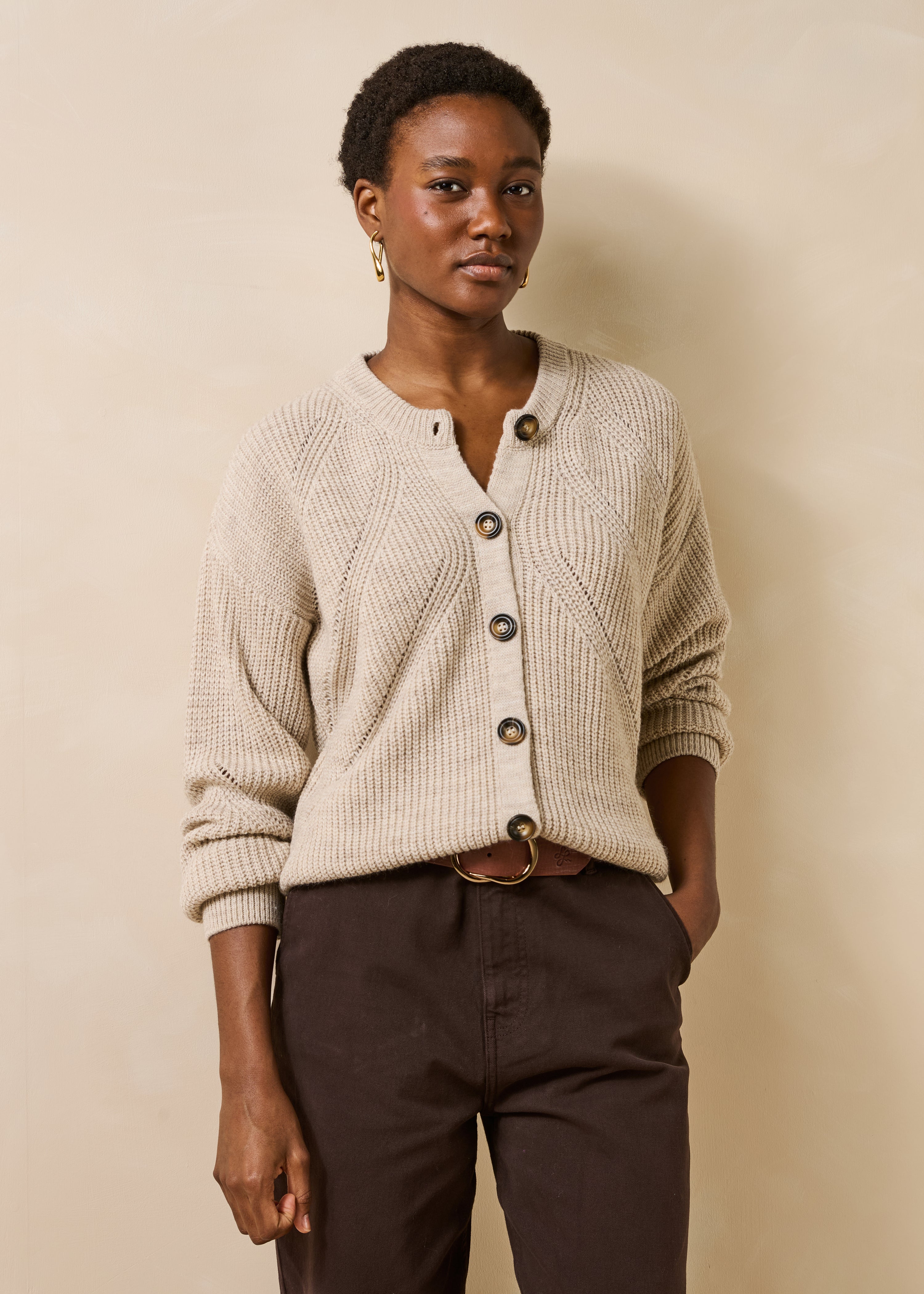Chaleco beige de manga larga con cuello redondo
