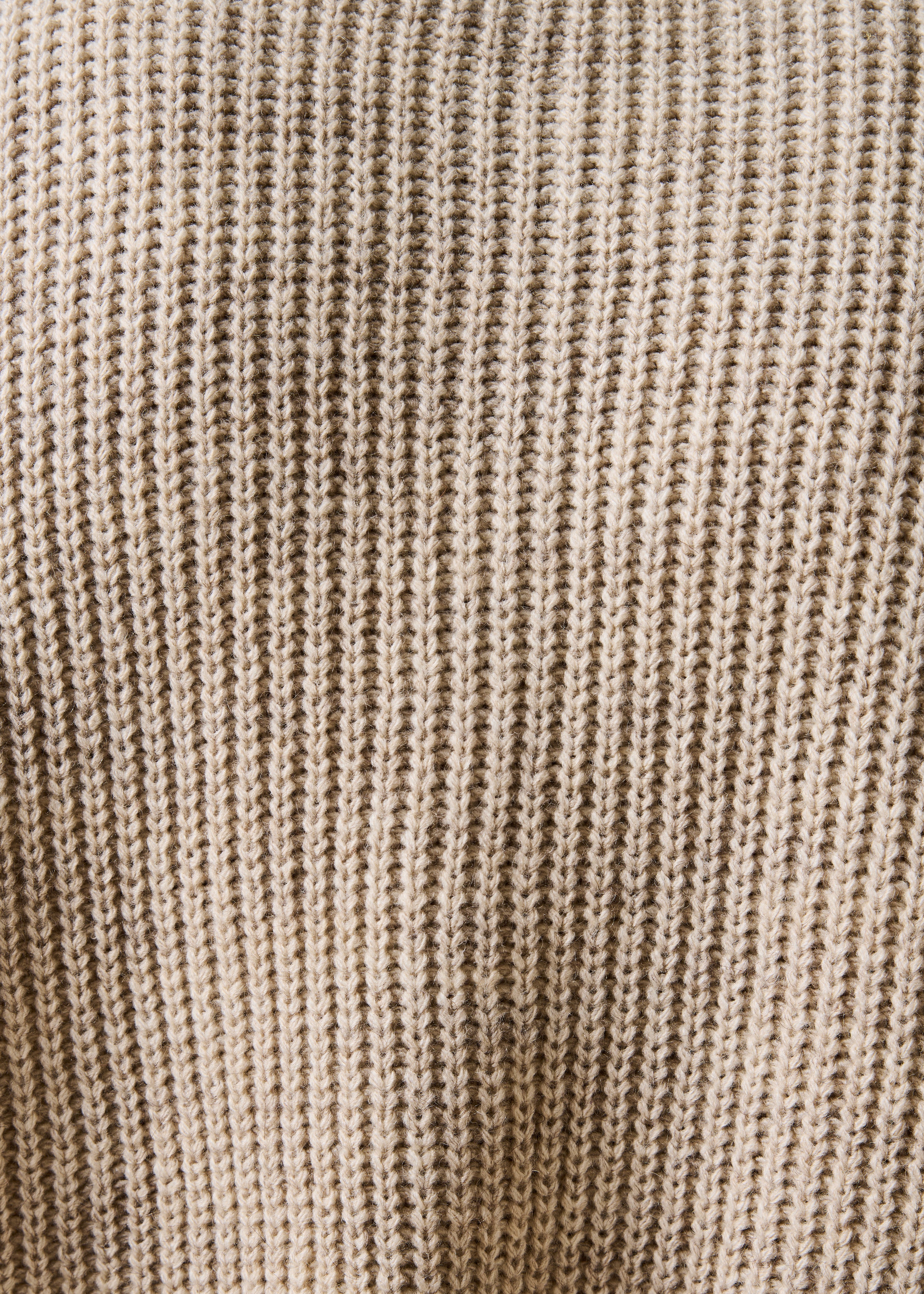 Chaleco beige de manga larga con cuello redondo