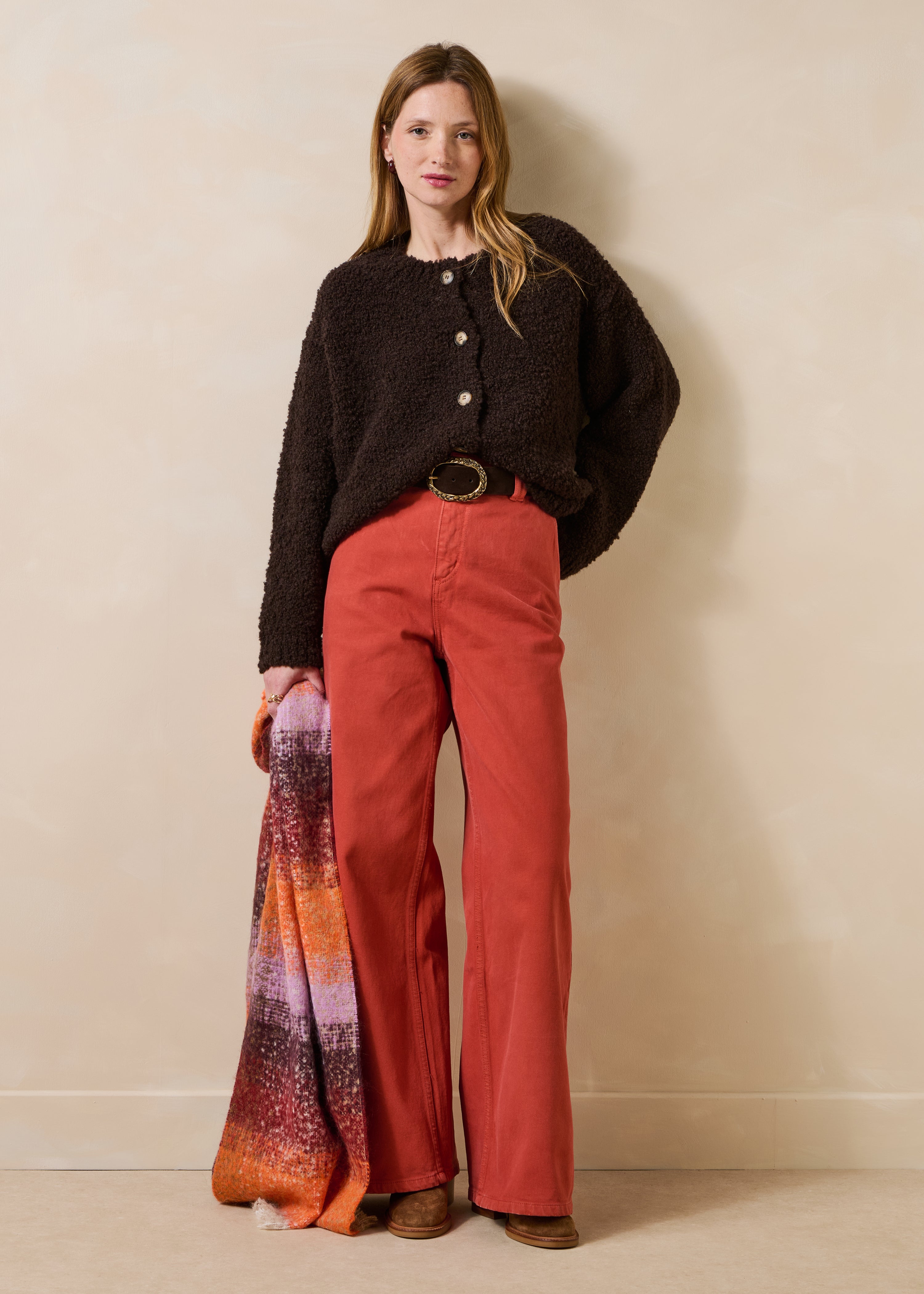 Gilet marrone in maglia bouclé con scollo rotondo